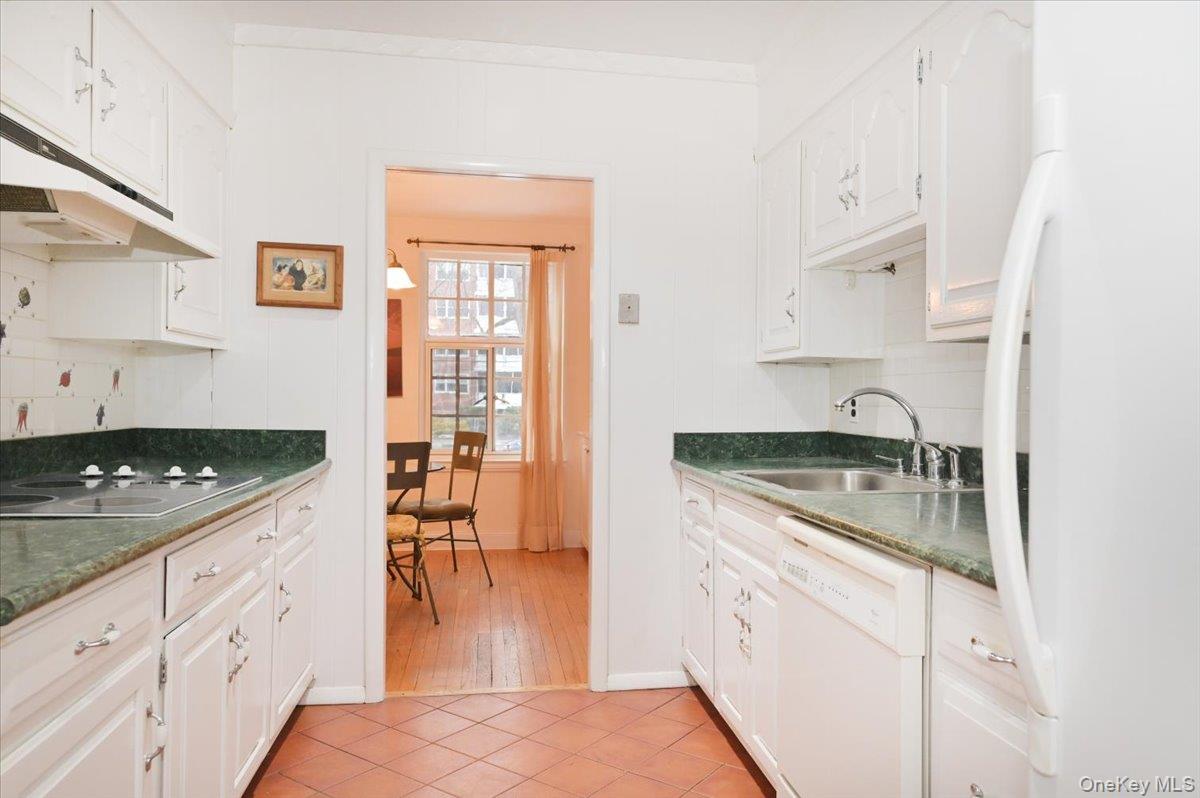 160 MIDDLE NECK RD Unit: 2-G