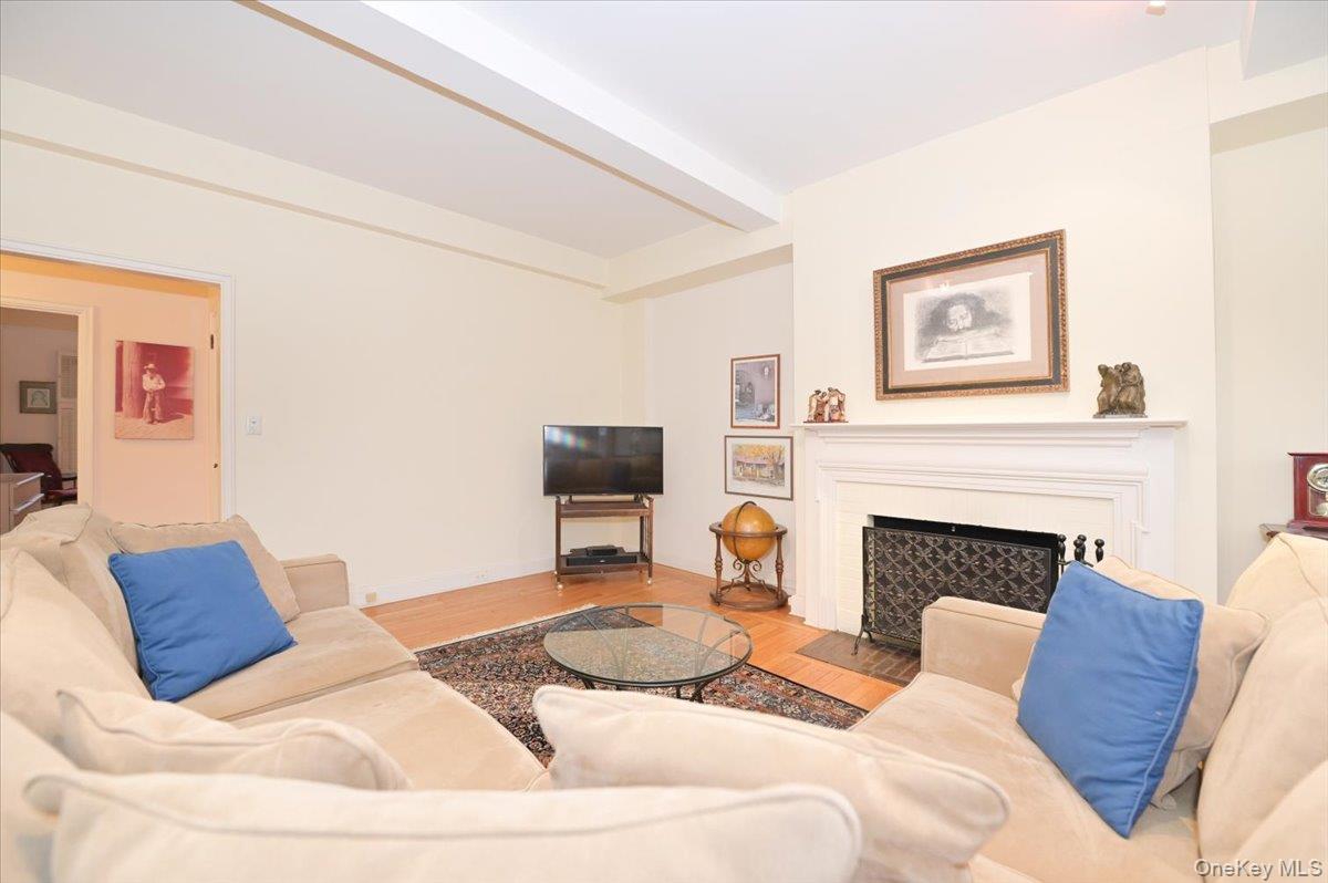 160 MIDDLE NECK RD Unit: 2-G
