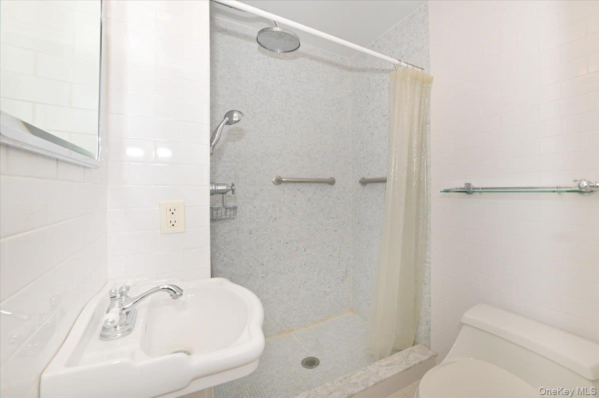 160 MIDDLE NECK RD Unit: 2-G