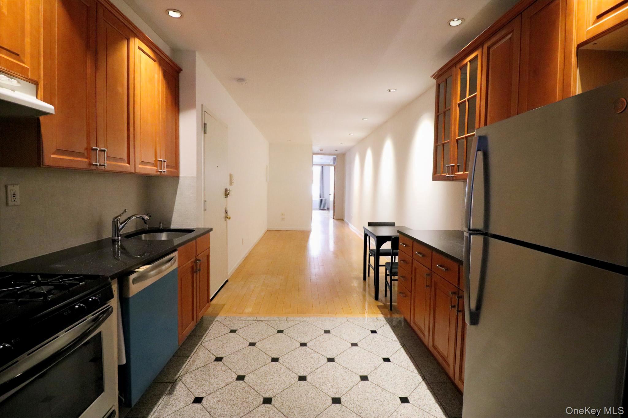528 W 46th Street Unit: 3E