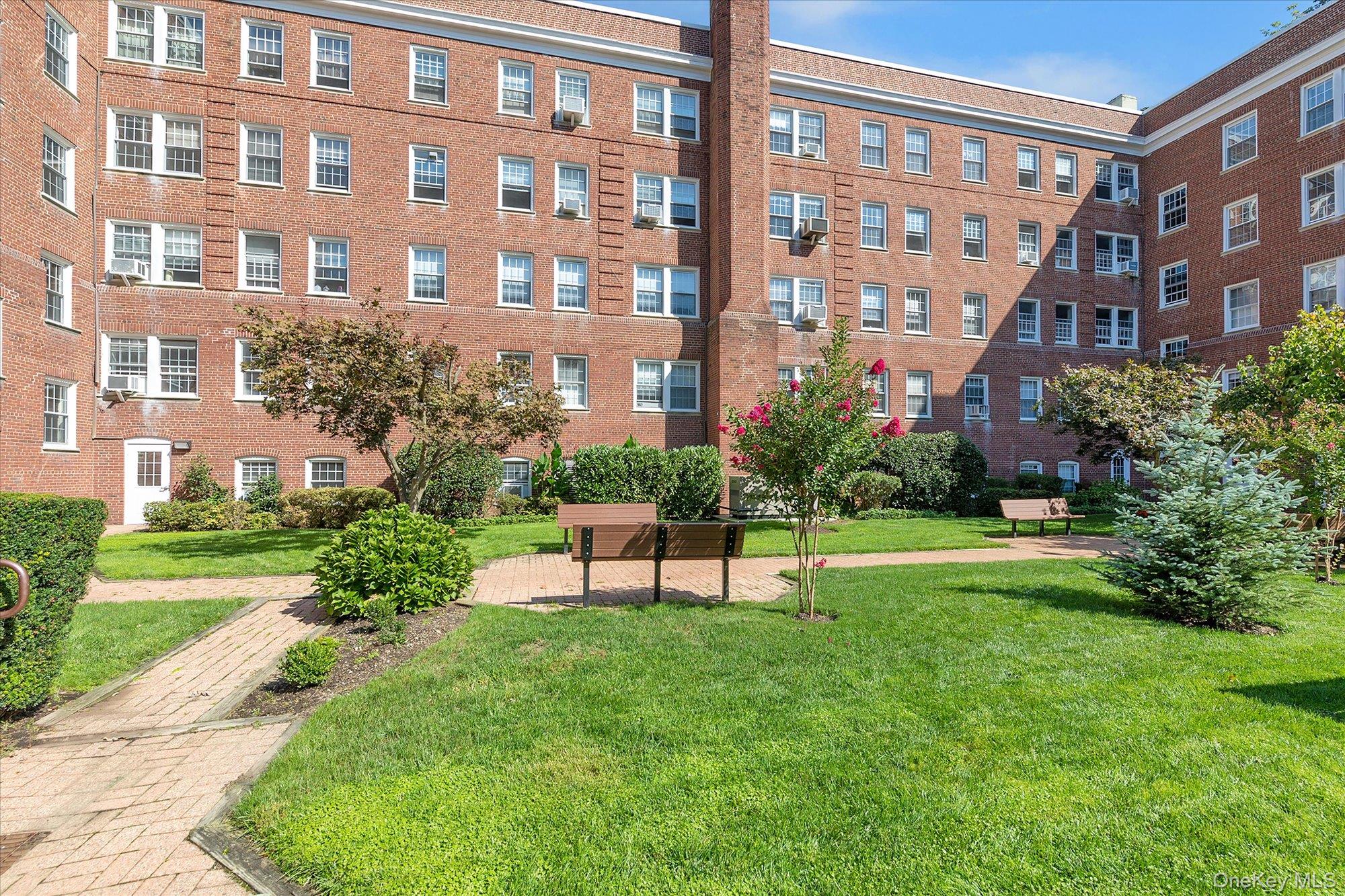 90 Knightsbridge Road Unit: 1N