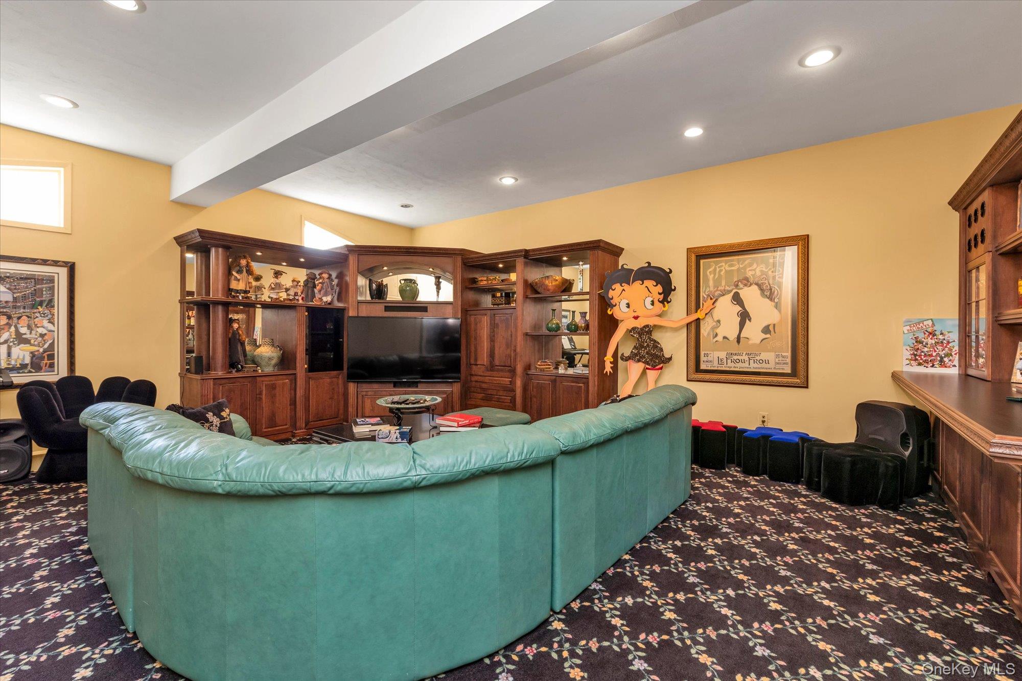 390 Silver Lane