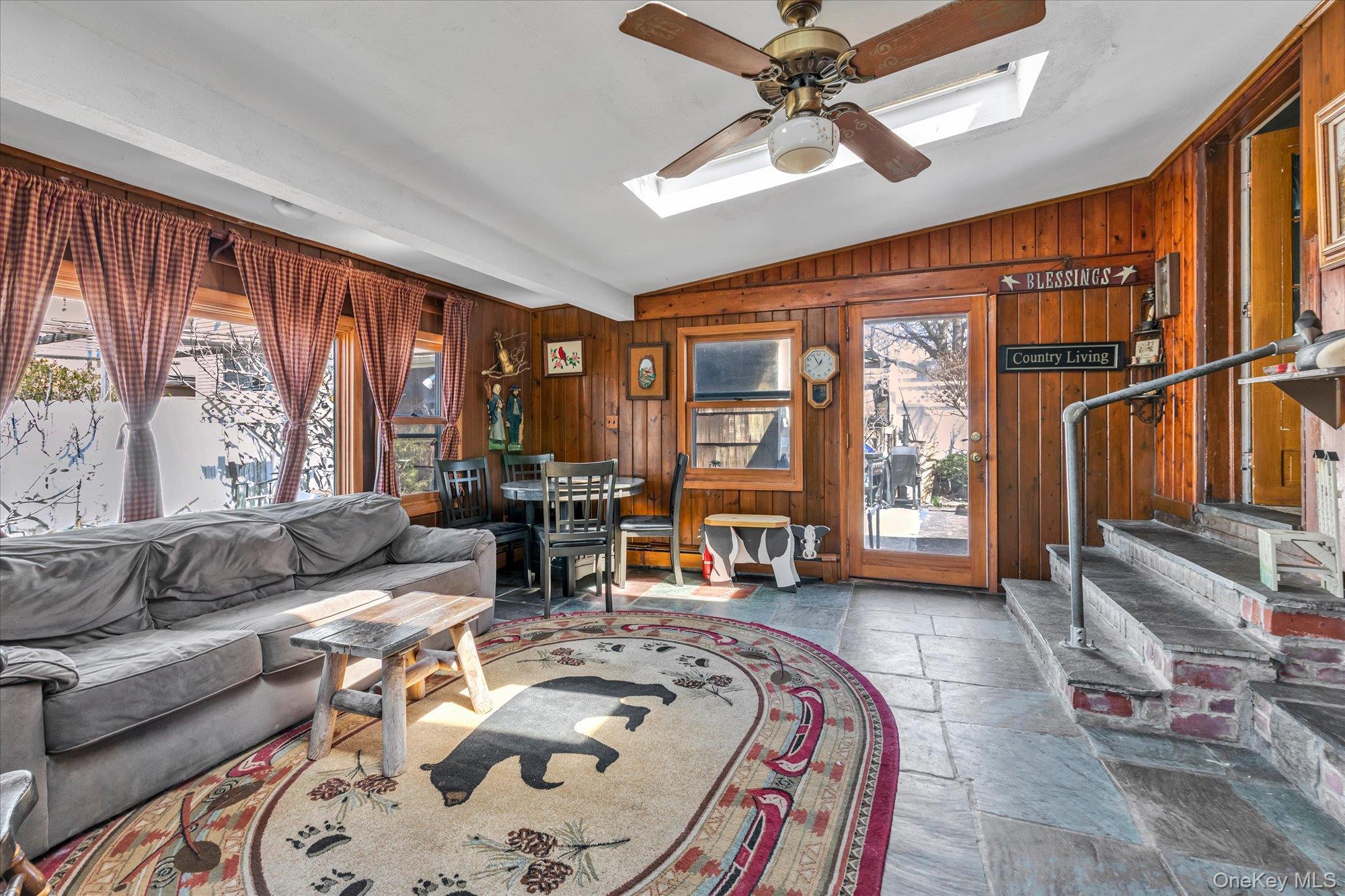 1118 W Broadway