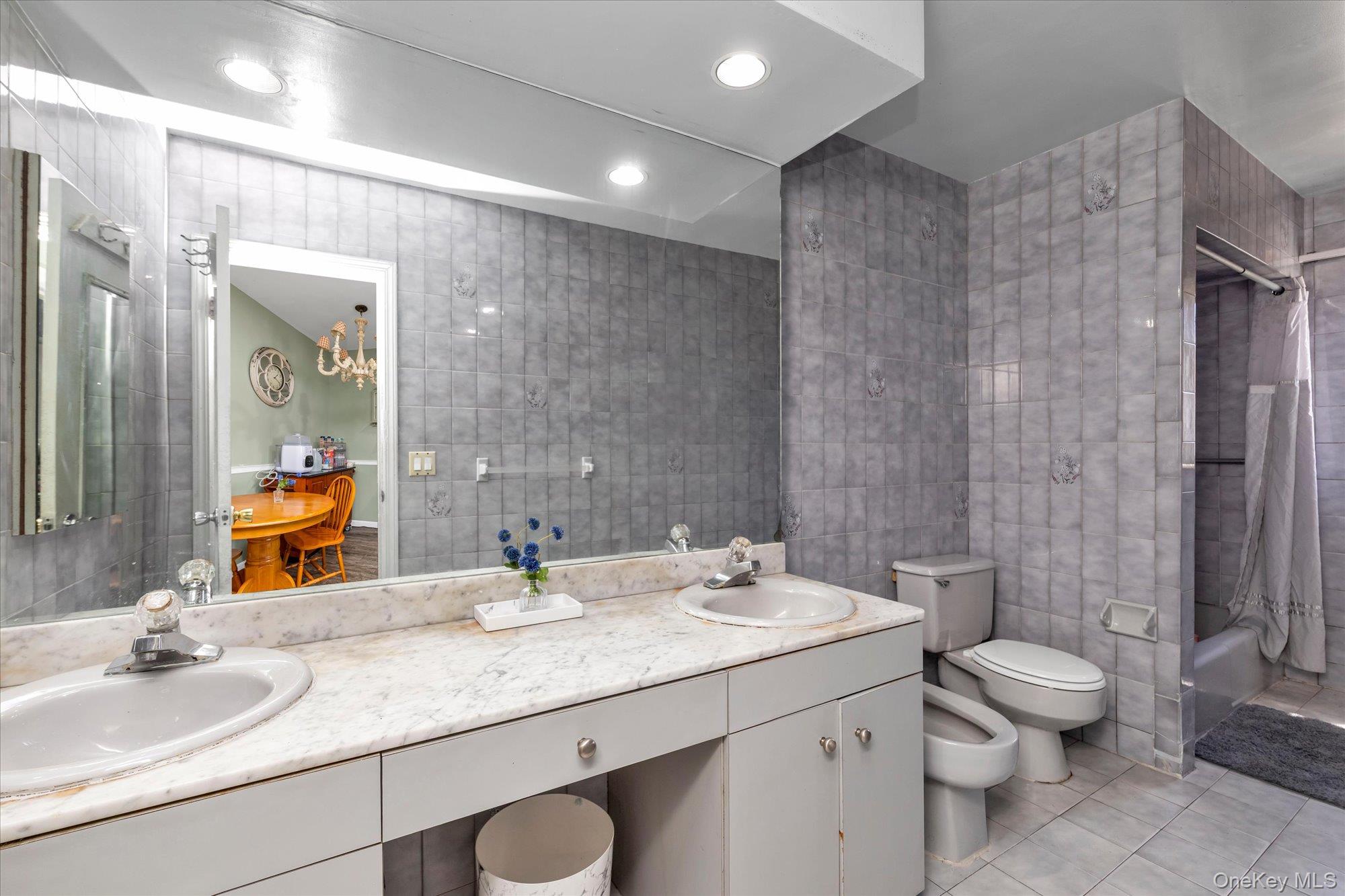 1118 W Broadway