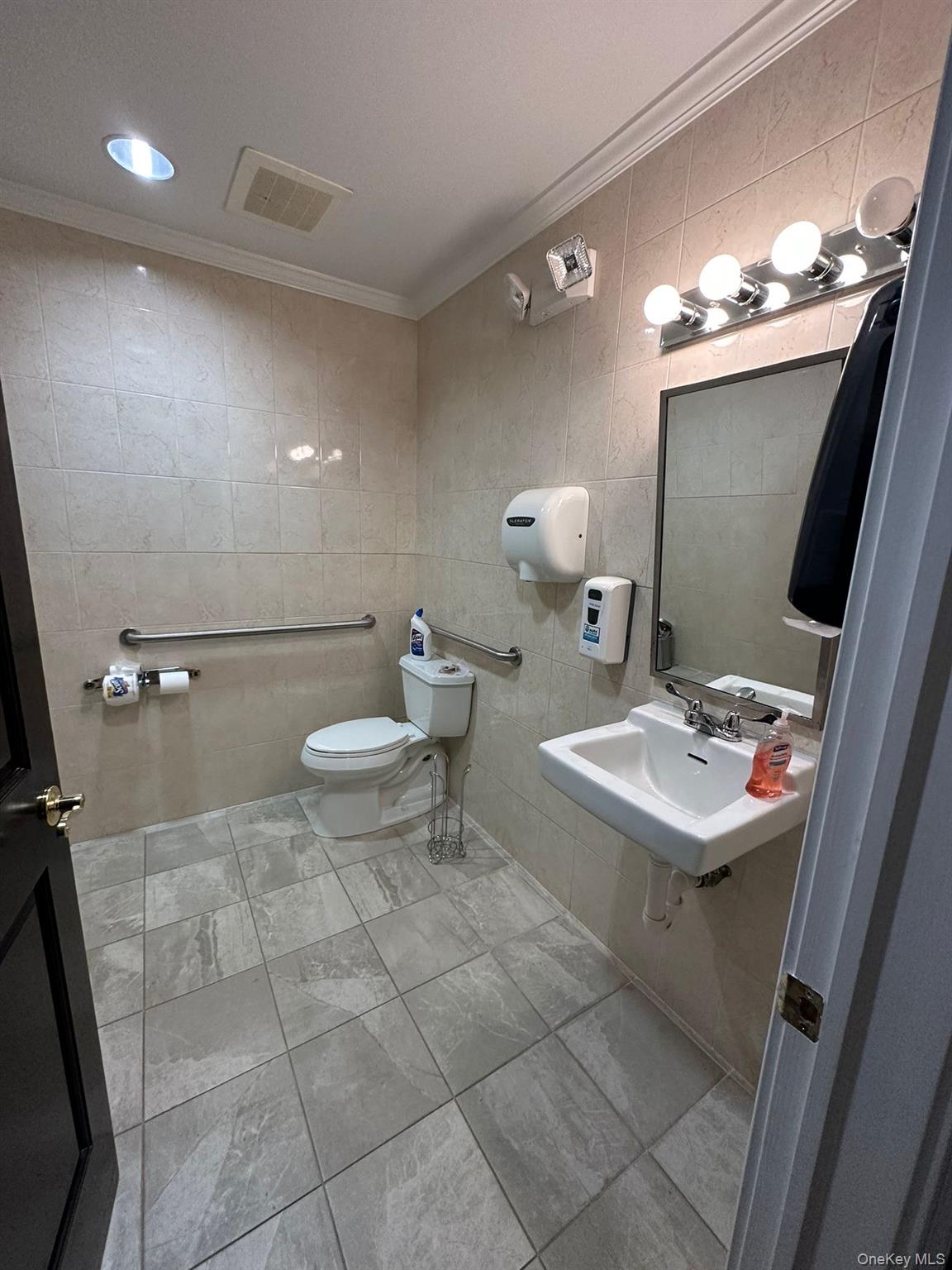 25 Nassau Lane
