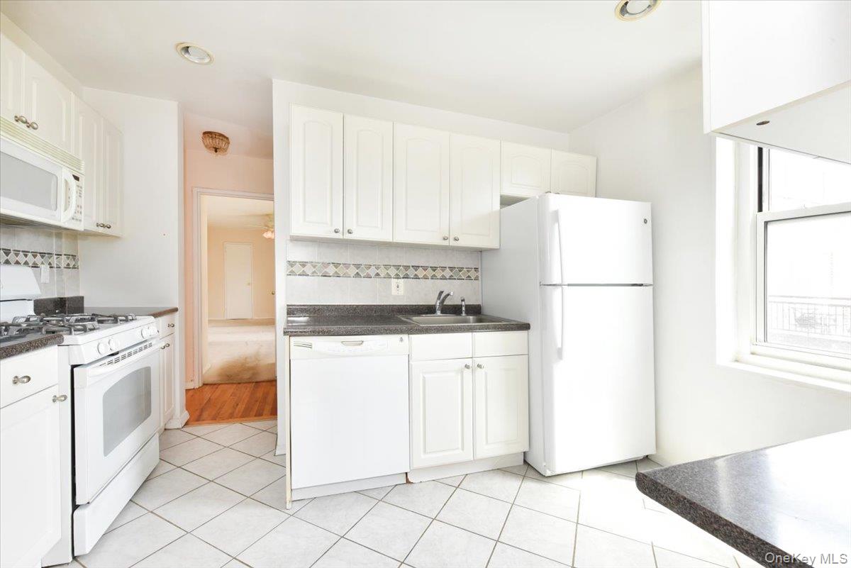 25 CANTERBURY Road Unit: 3-L