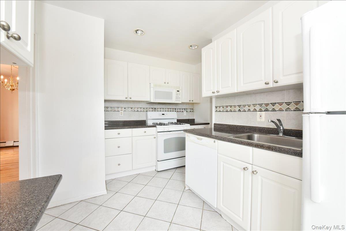 25 CANTERBURY Road Unit: 3-L