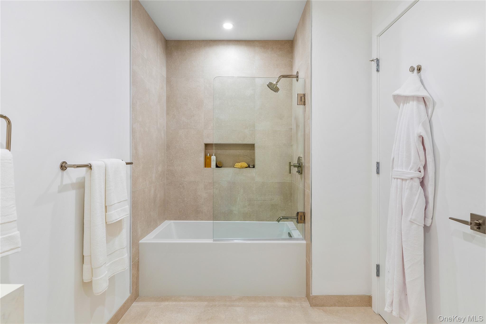 140 Boardwalk Unit: L8 B