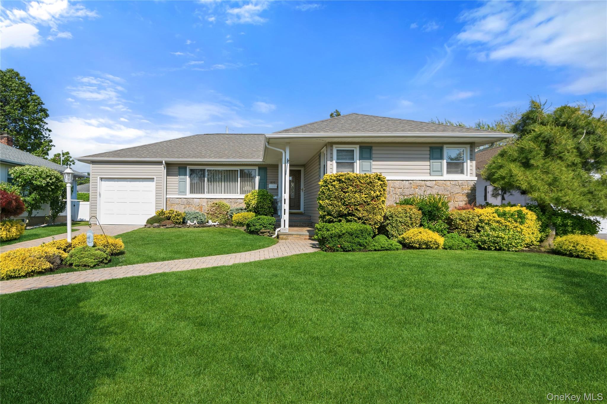 895 Iris Drive