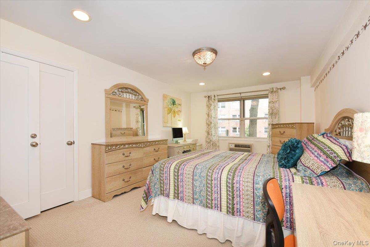 50 HILL PARK Avenue Unit: 1-L