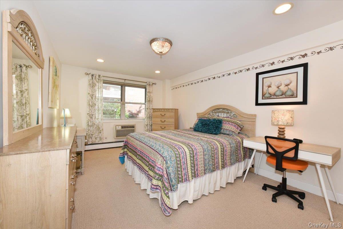 50 HILL PARK Avenue Unit: 1-L