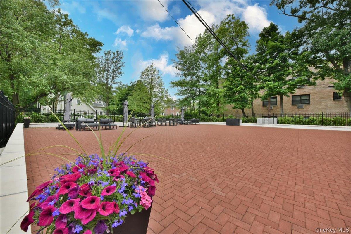 50 HILL PARK Avenue Unit: 1-L