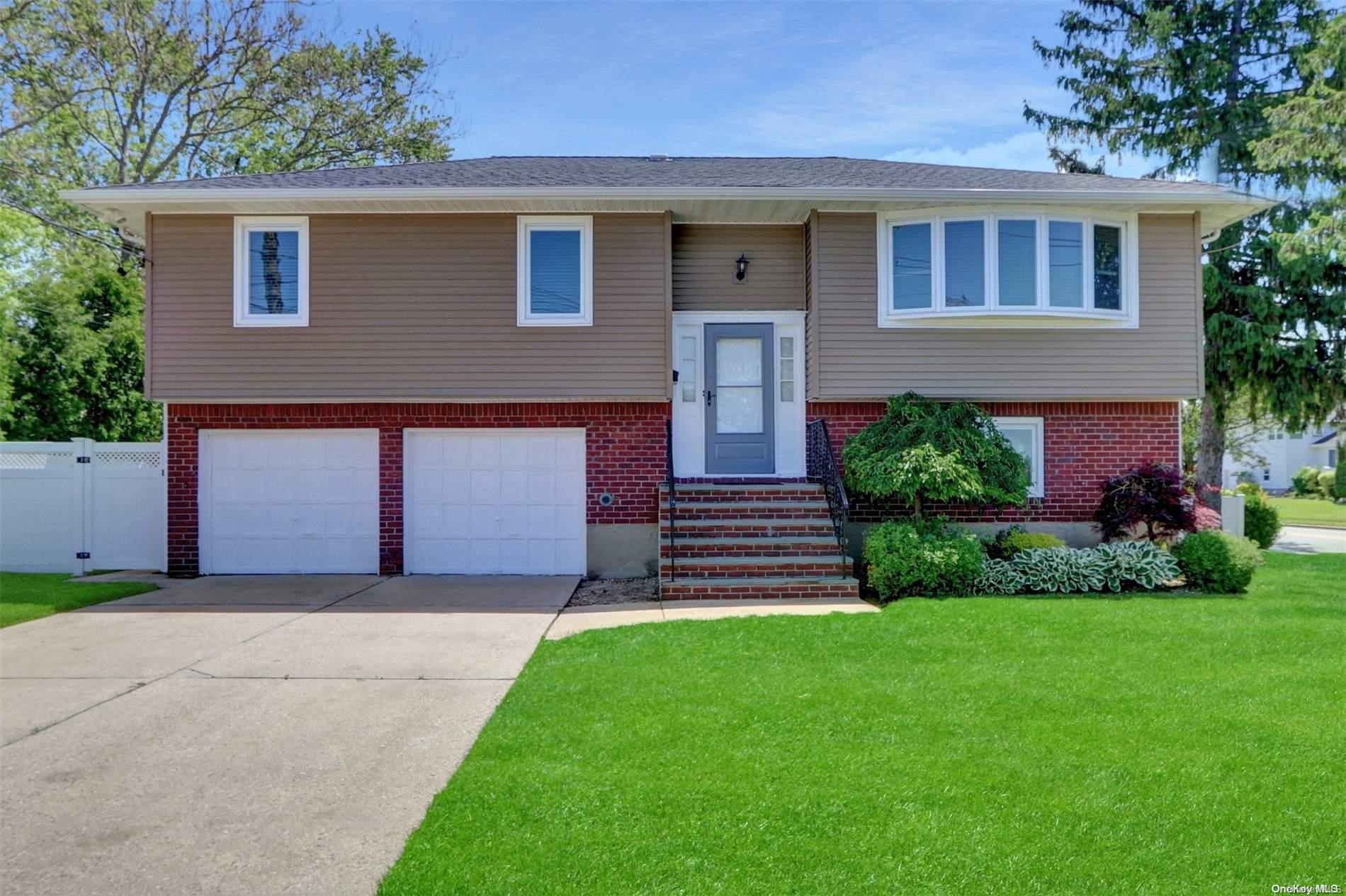 1098 Hicksville Road