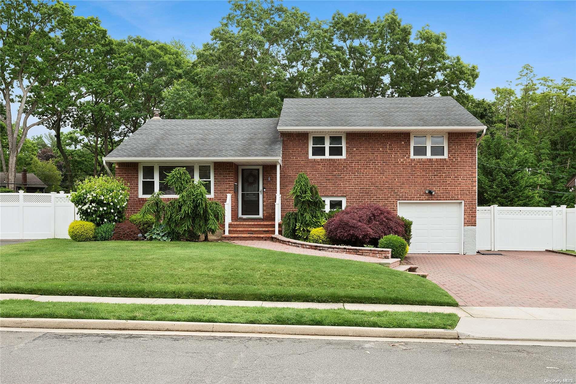 8 Holly Lane