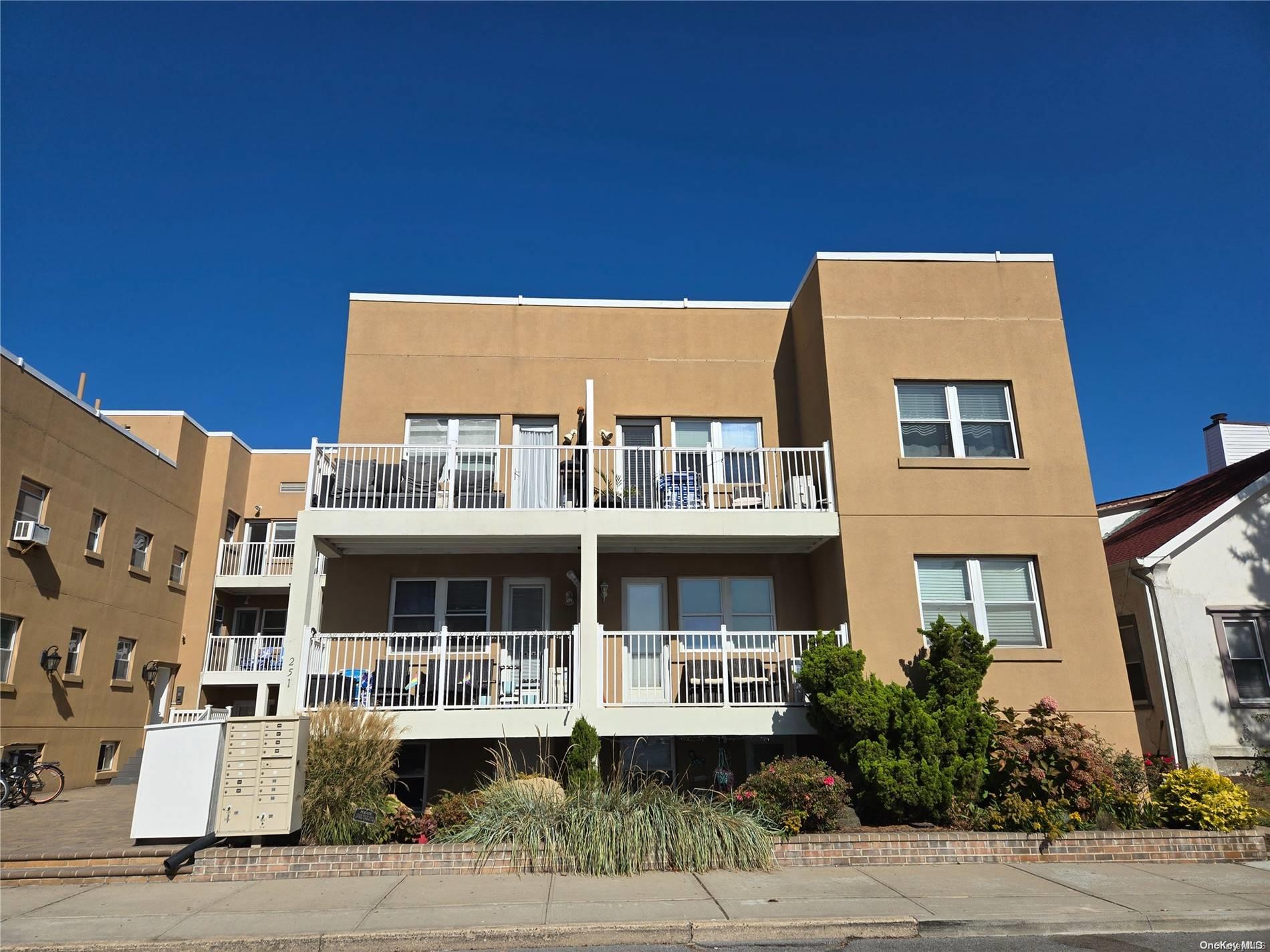 251 W Broadway Unit: 208