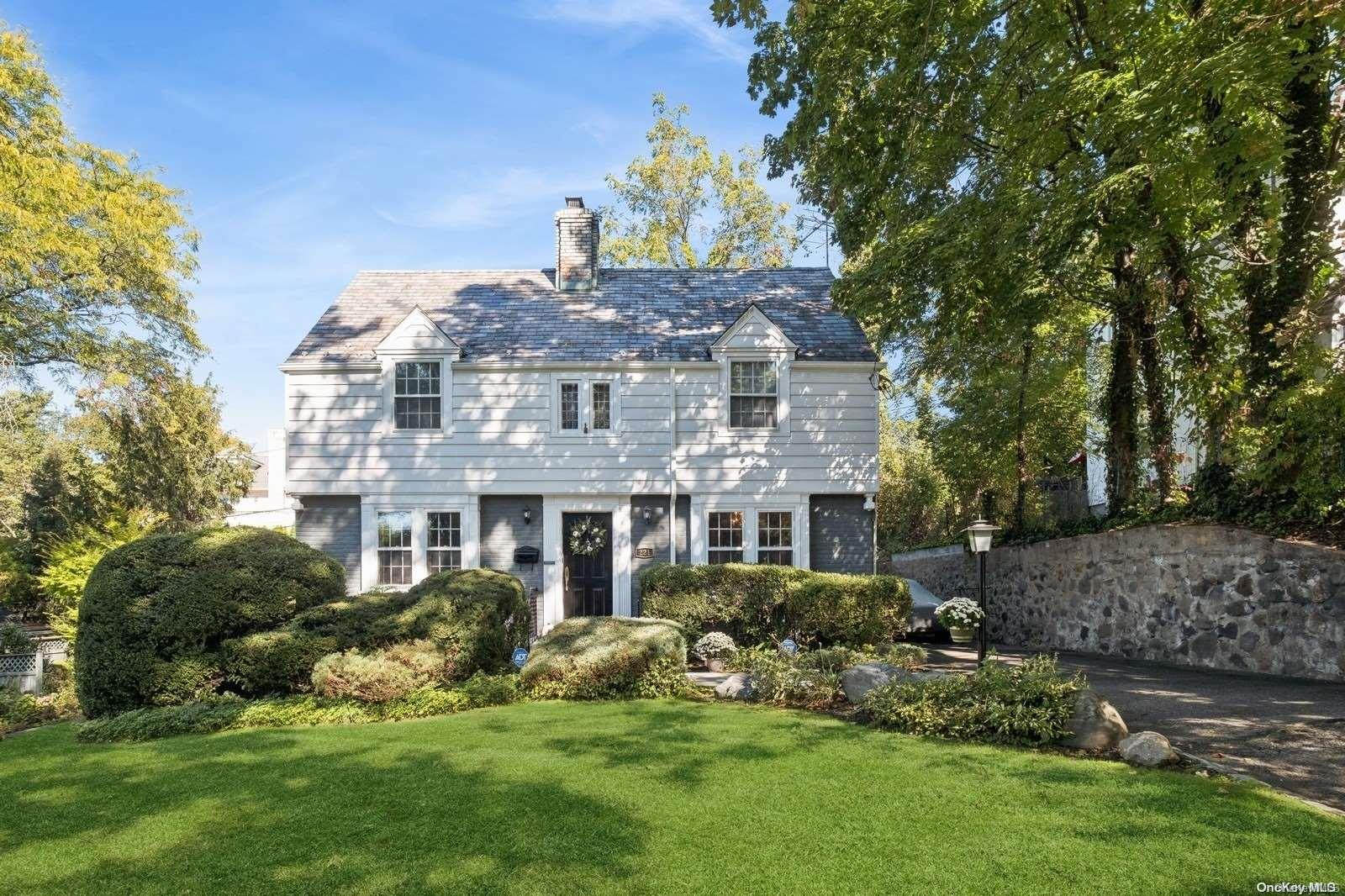 221 Manhasset Avenue