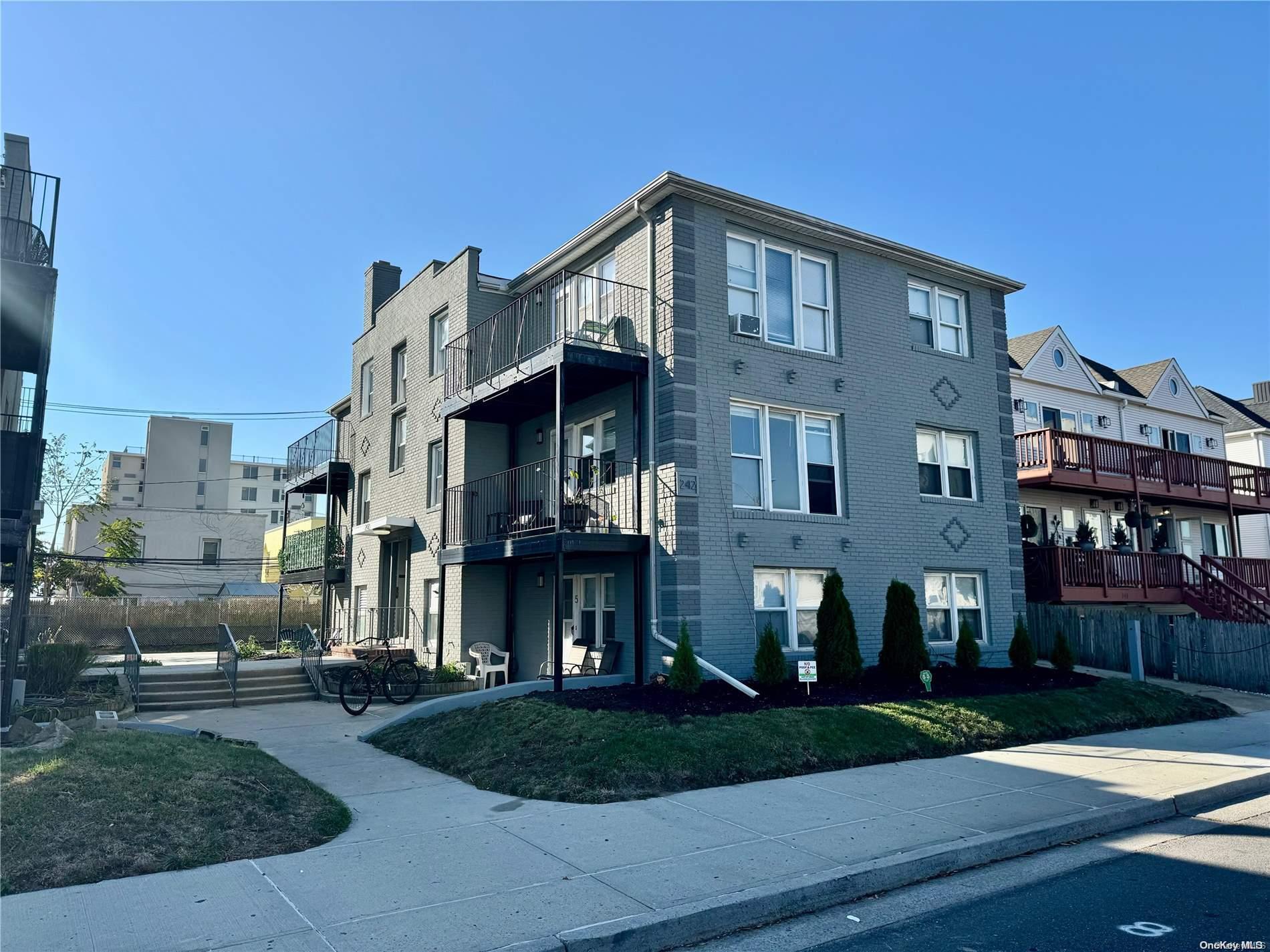 242 E Broadway Unit: 4