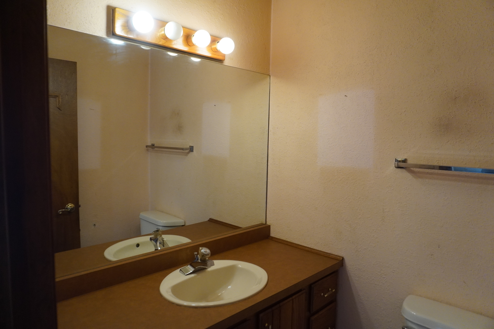 912 Apache Trail