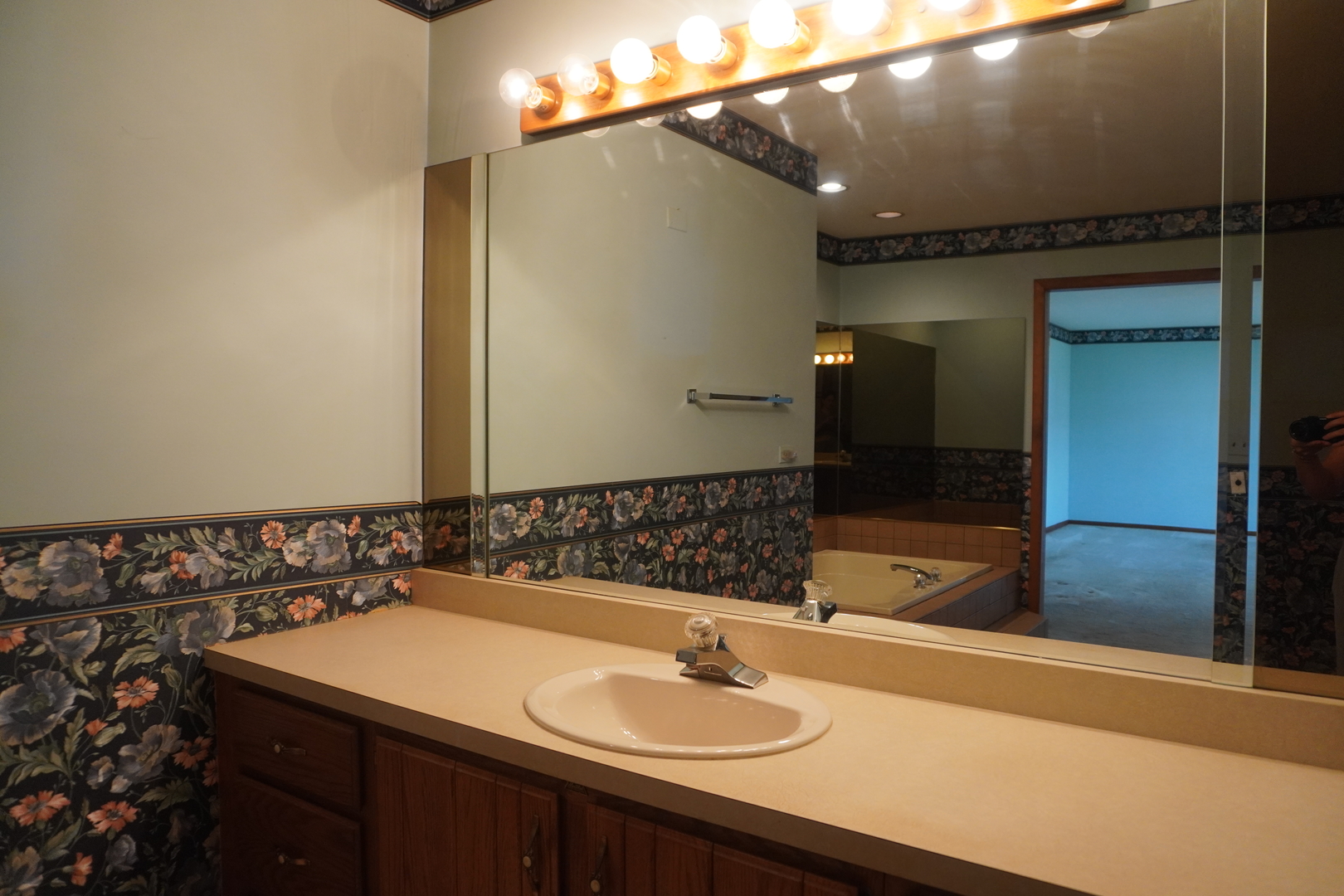 912 Apache Trail