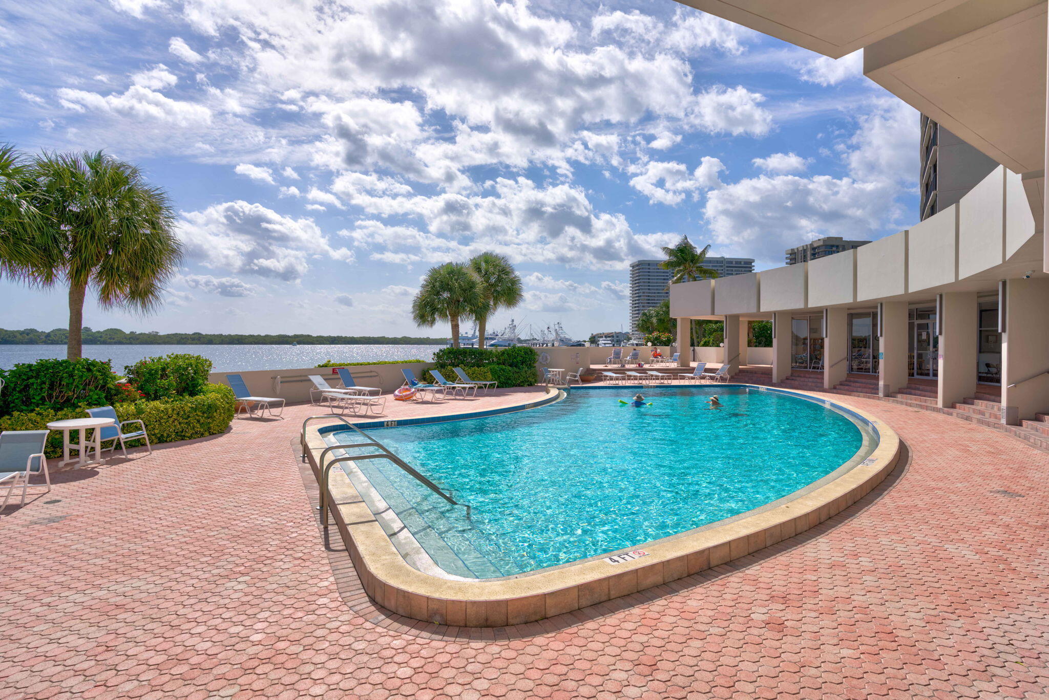 136 Lakeshore Drive
