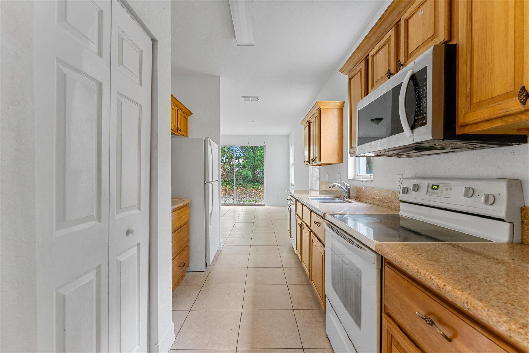 889 Pipers Cay Drive
