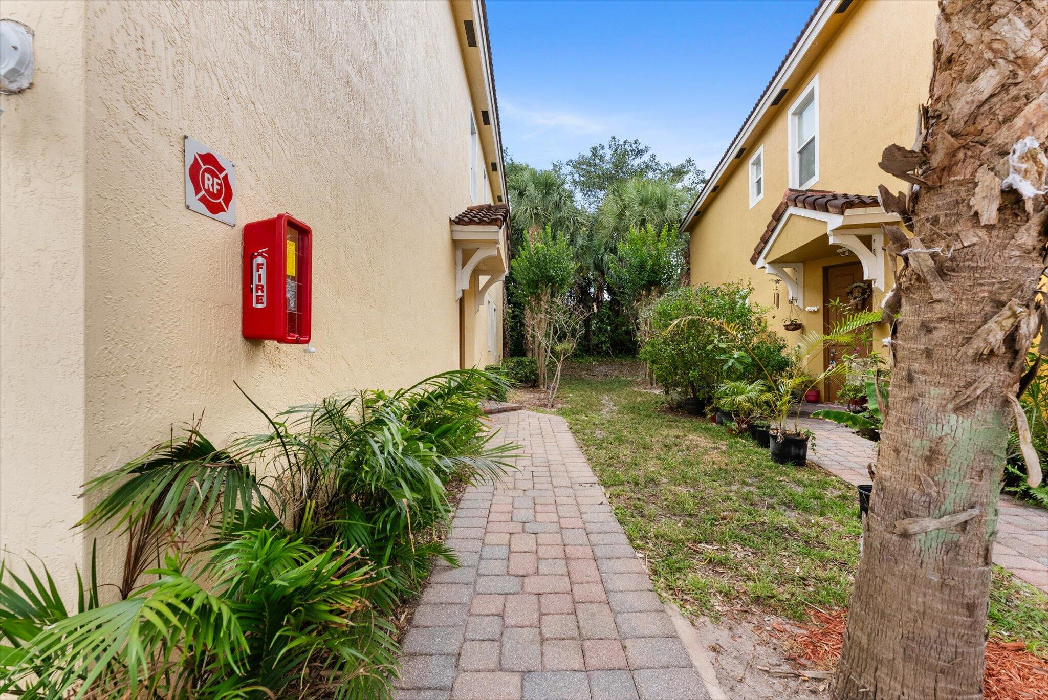 889 Pipers Cay Drive