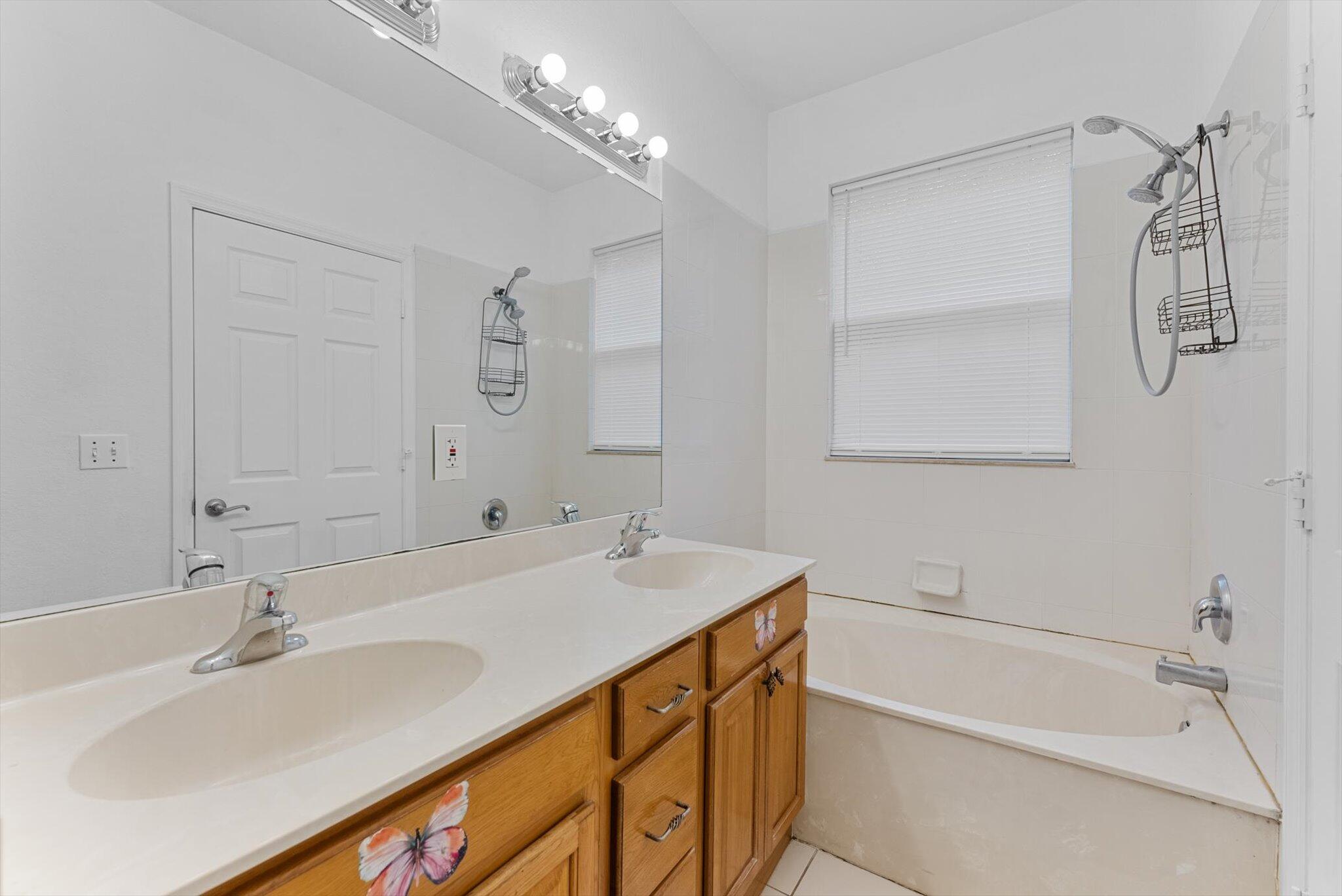 889 Pipers Cay Drive