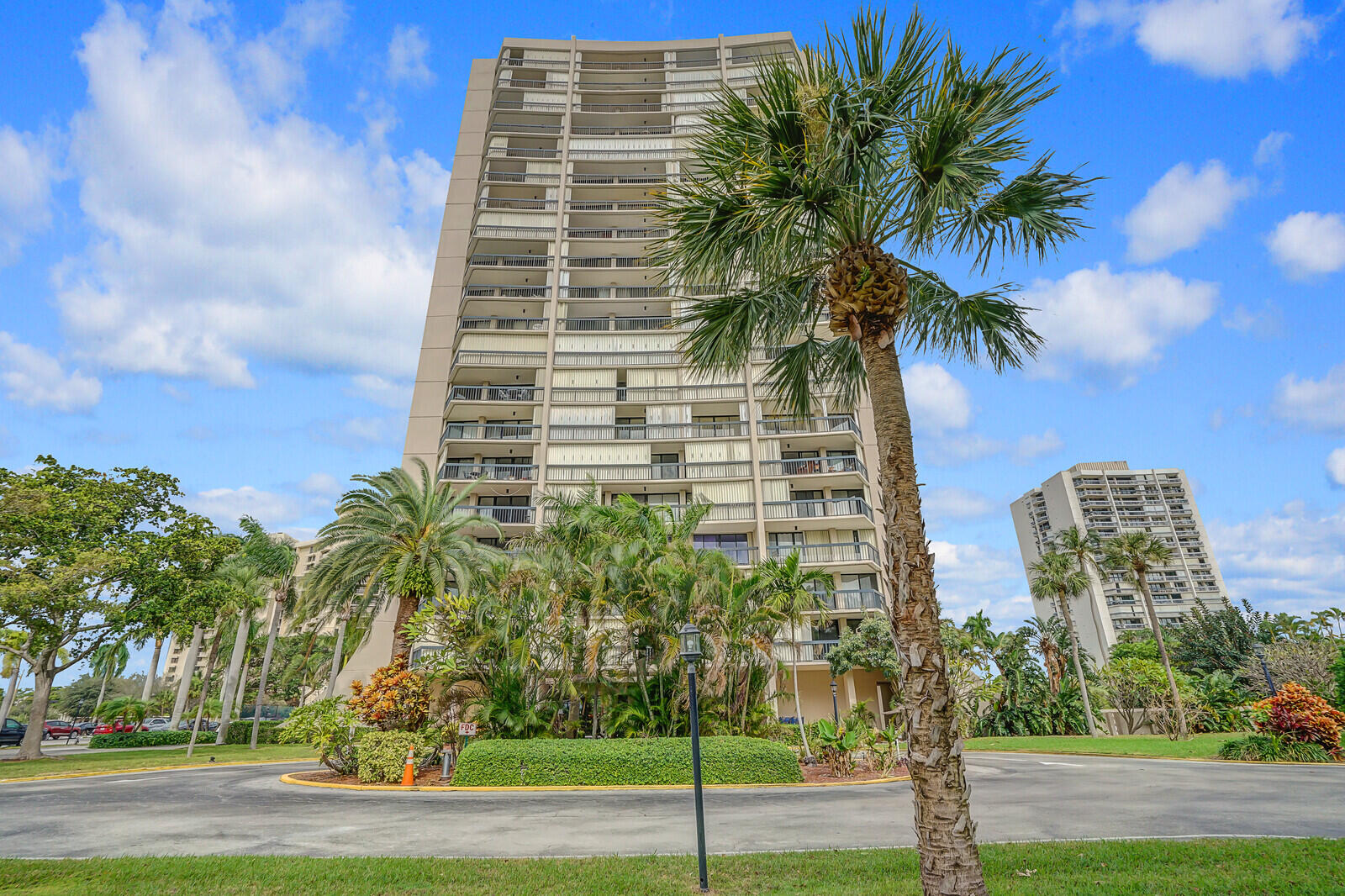 2425 Presidential Way 1404