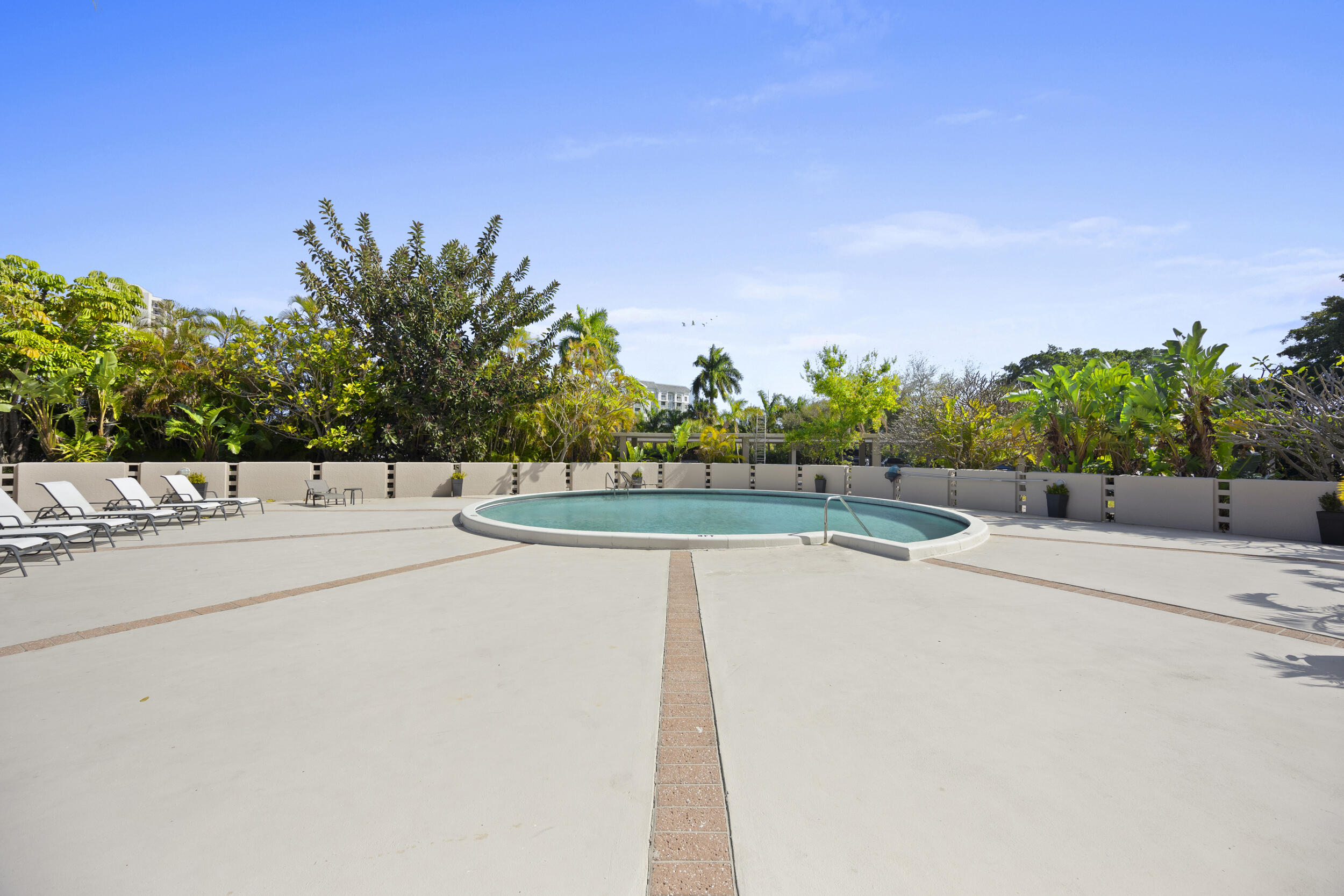 2425 Presidential Way Ph2