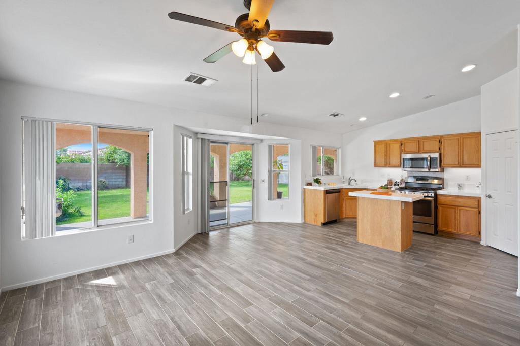 81461 Avenida Esmeralda