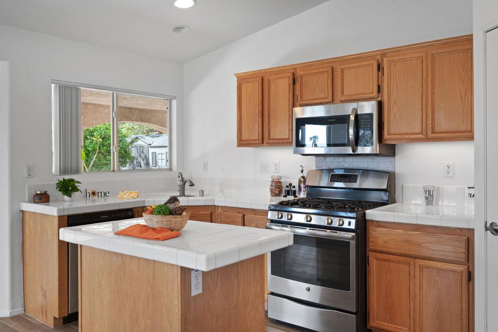 81461 Avenida Esmeralda