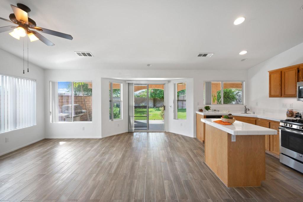 81461 Avenida Esmeralda