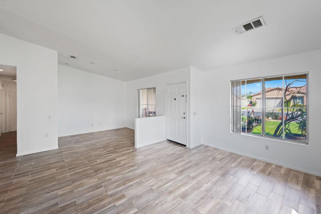 81461 Avenida Esmeralda