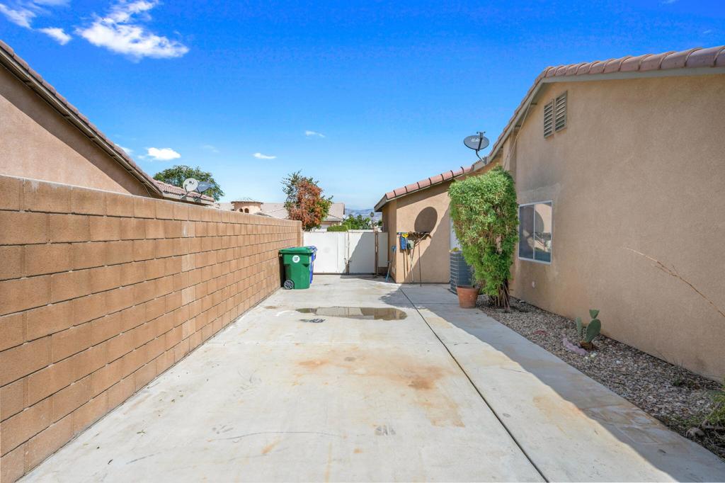 81461 Avenida Esmeralda