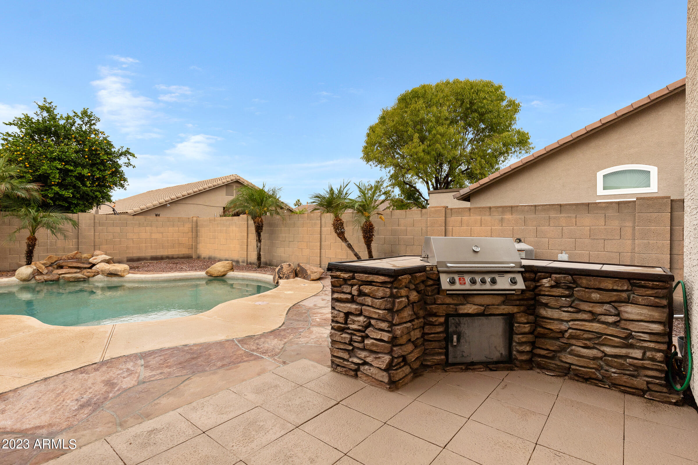1841 E ROSS Drive