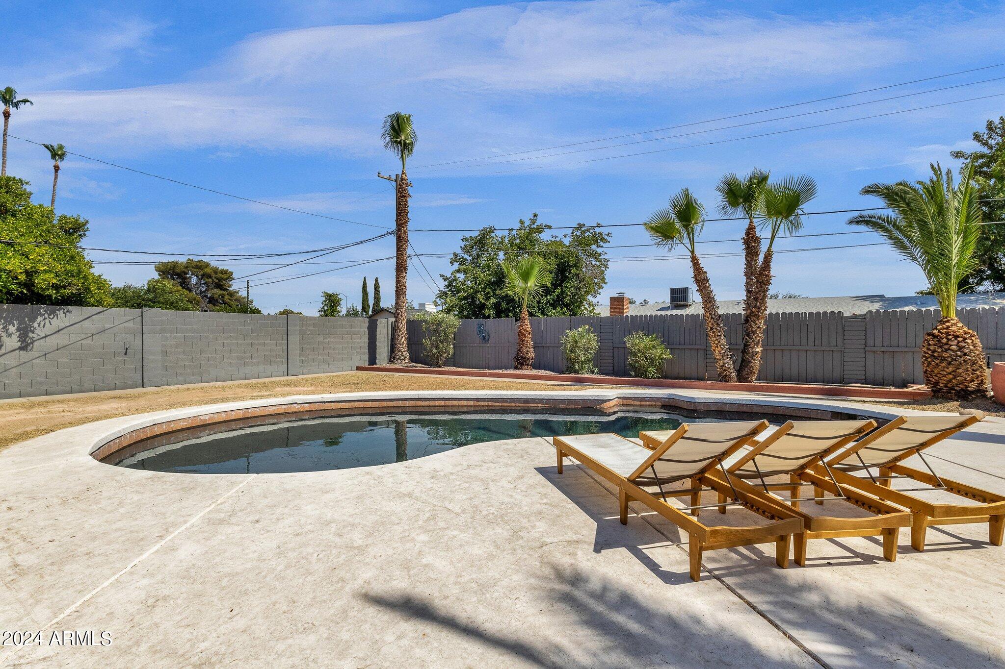 657 E 7TH Place