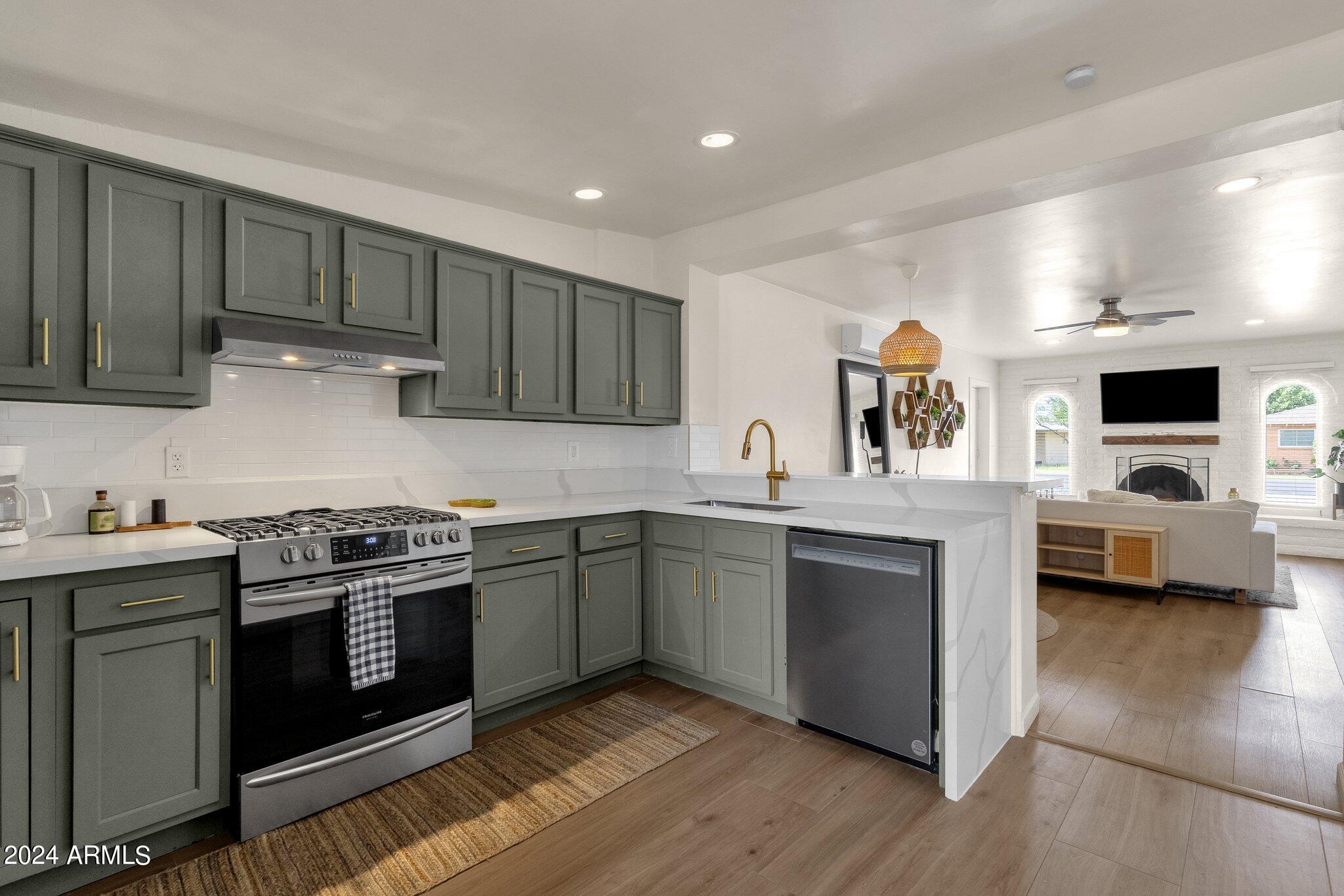 657 E 7TH Place