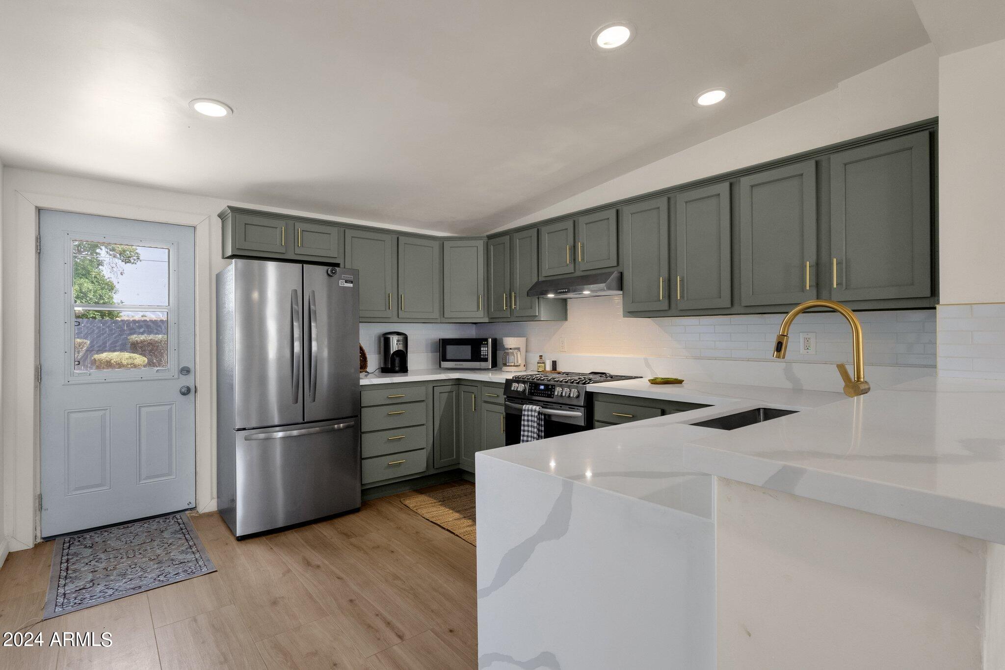 657 E 7TH Place