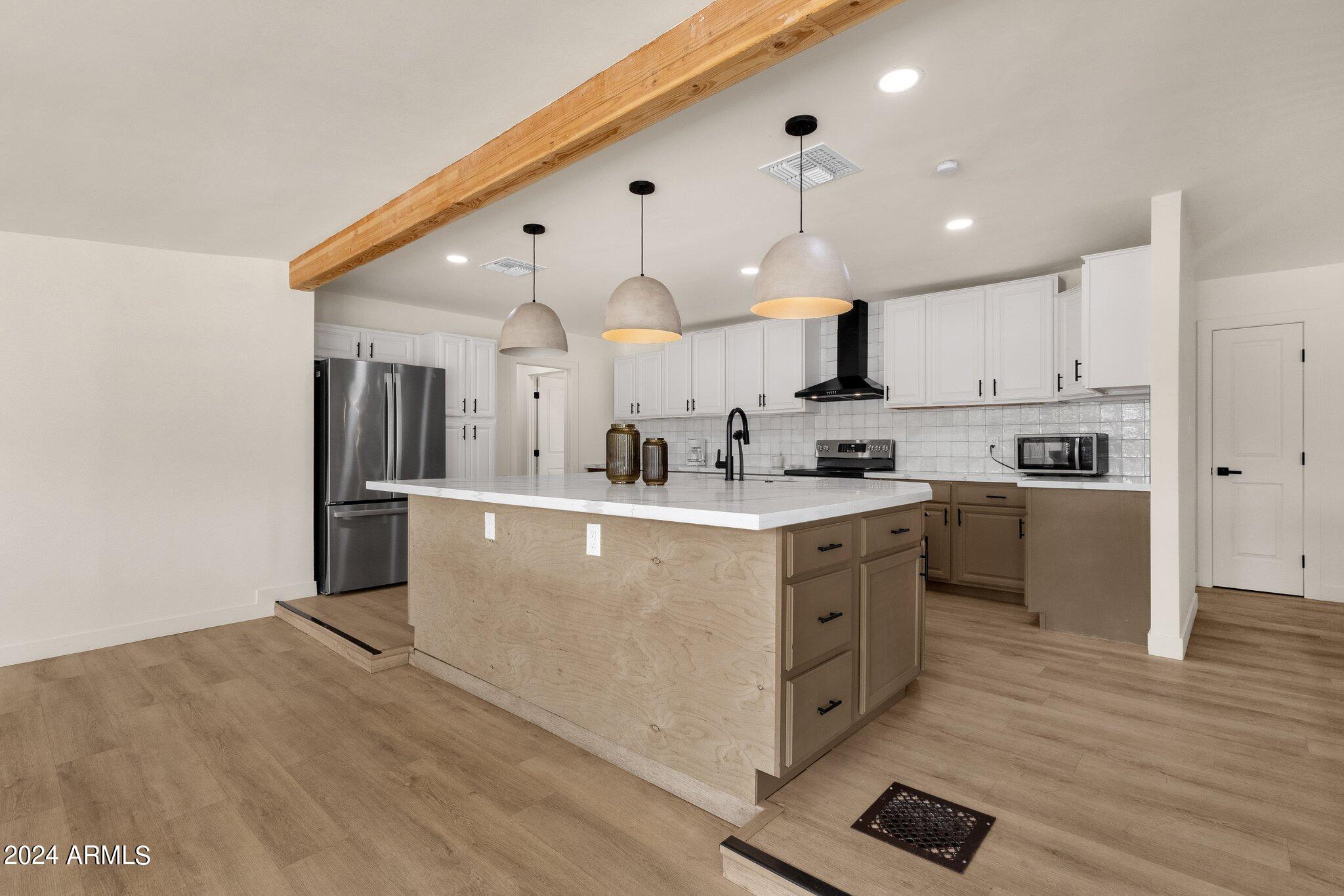 657 E 7TH Place