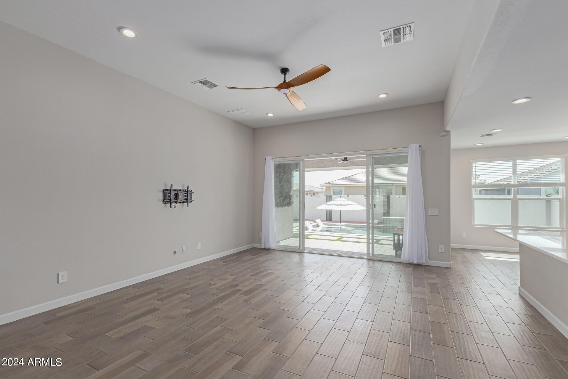 38141 W SANTA MONICA Avenue