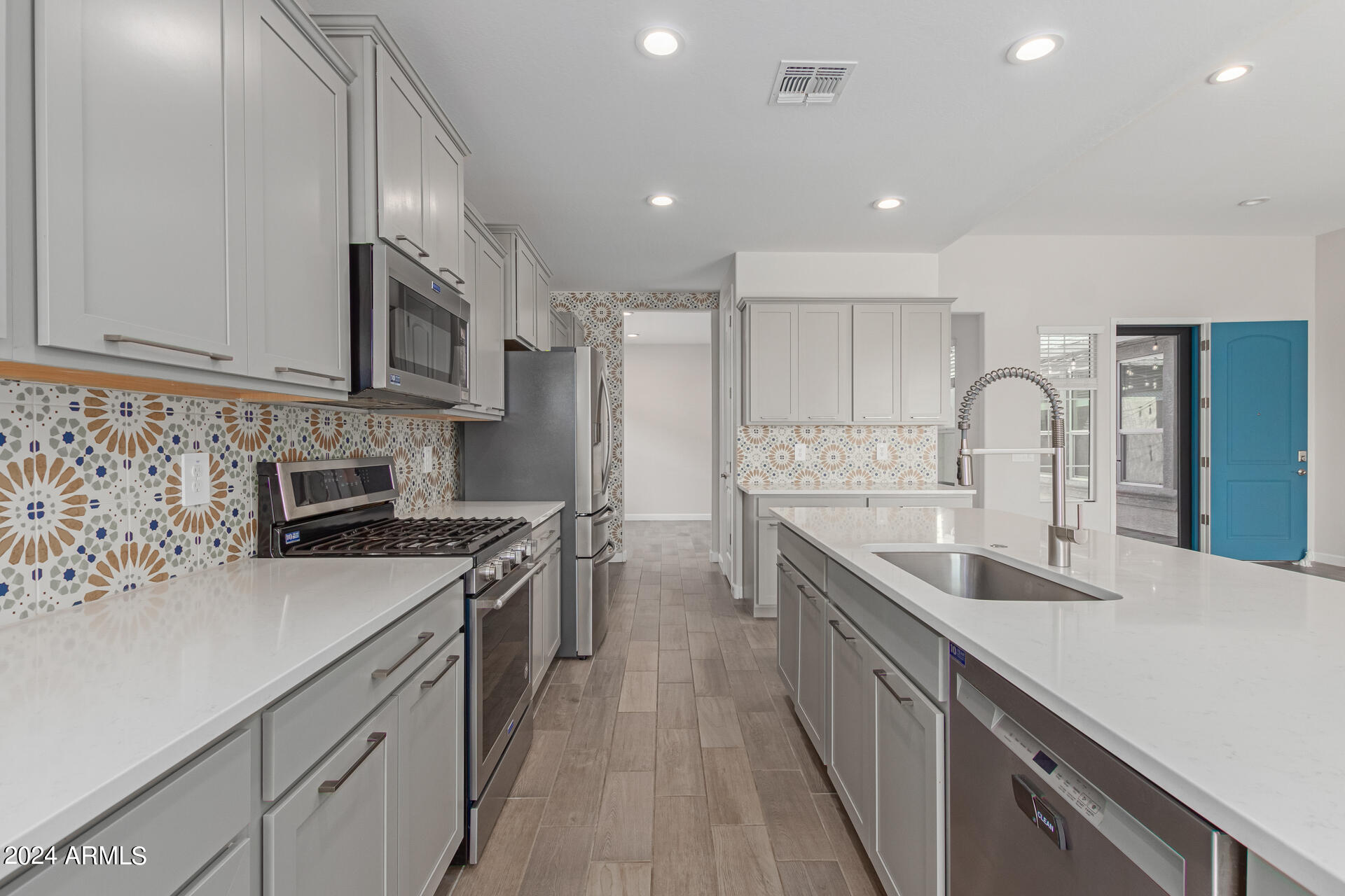 38141 W SANTA MONICA Avenue