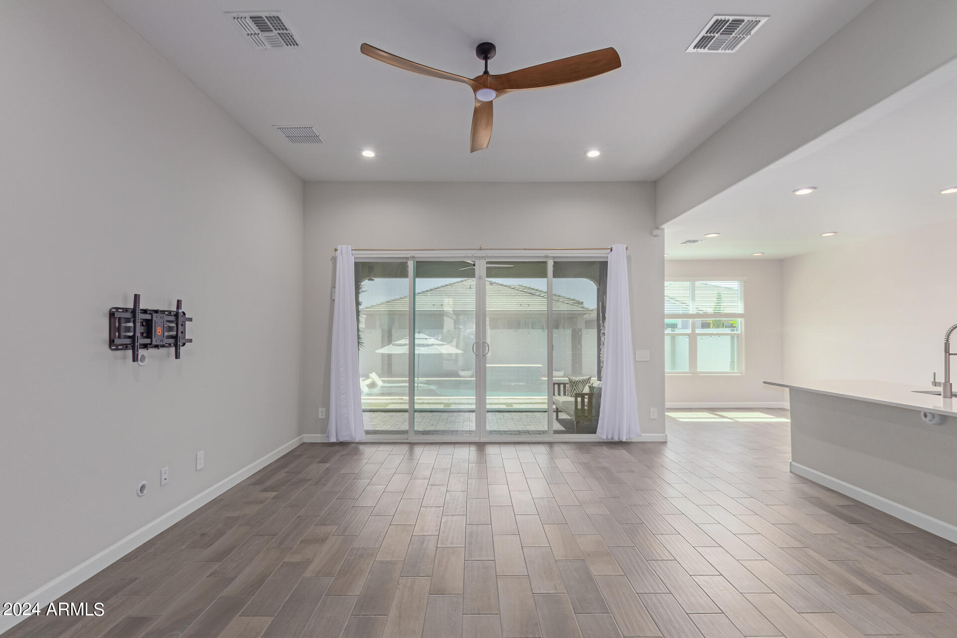 38141 W SANTA MONICA Avenue