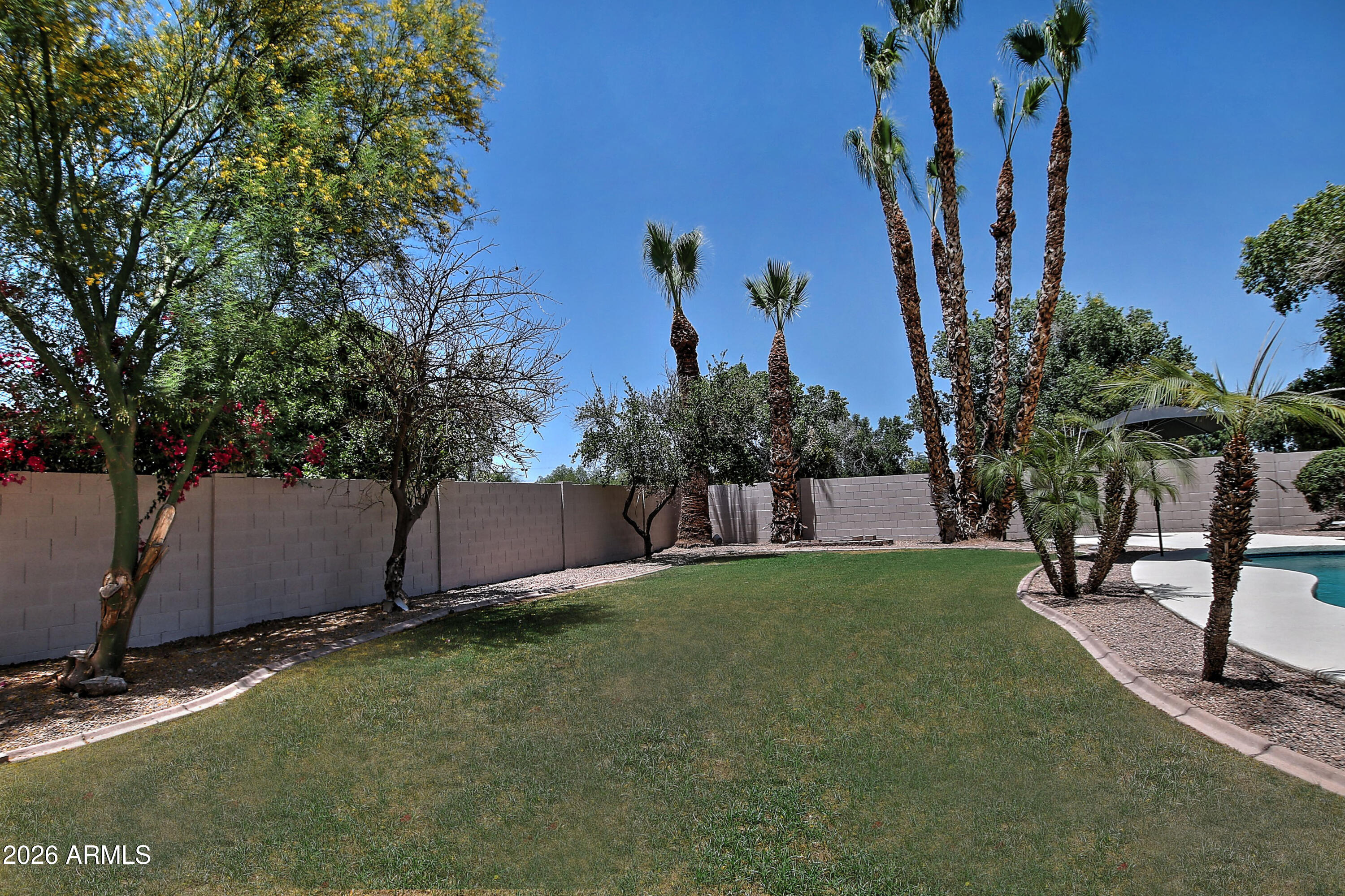 584 W AVIARY Way