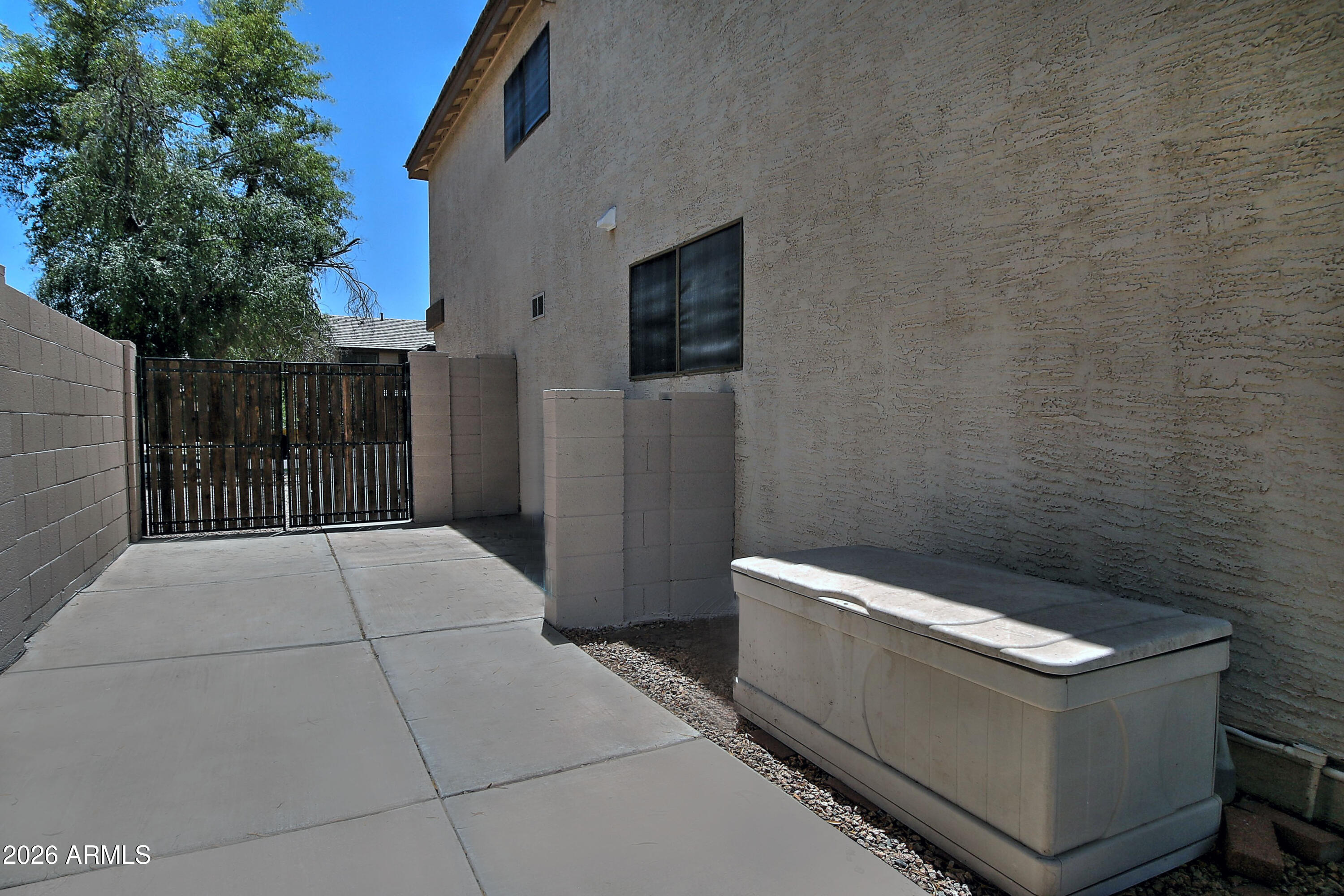 584 W AVIARY Way