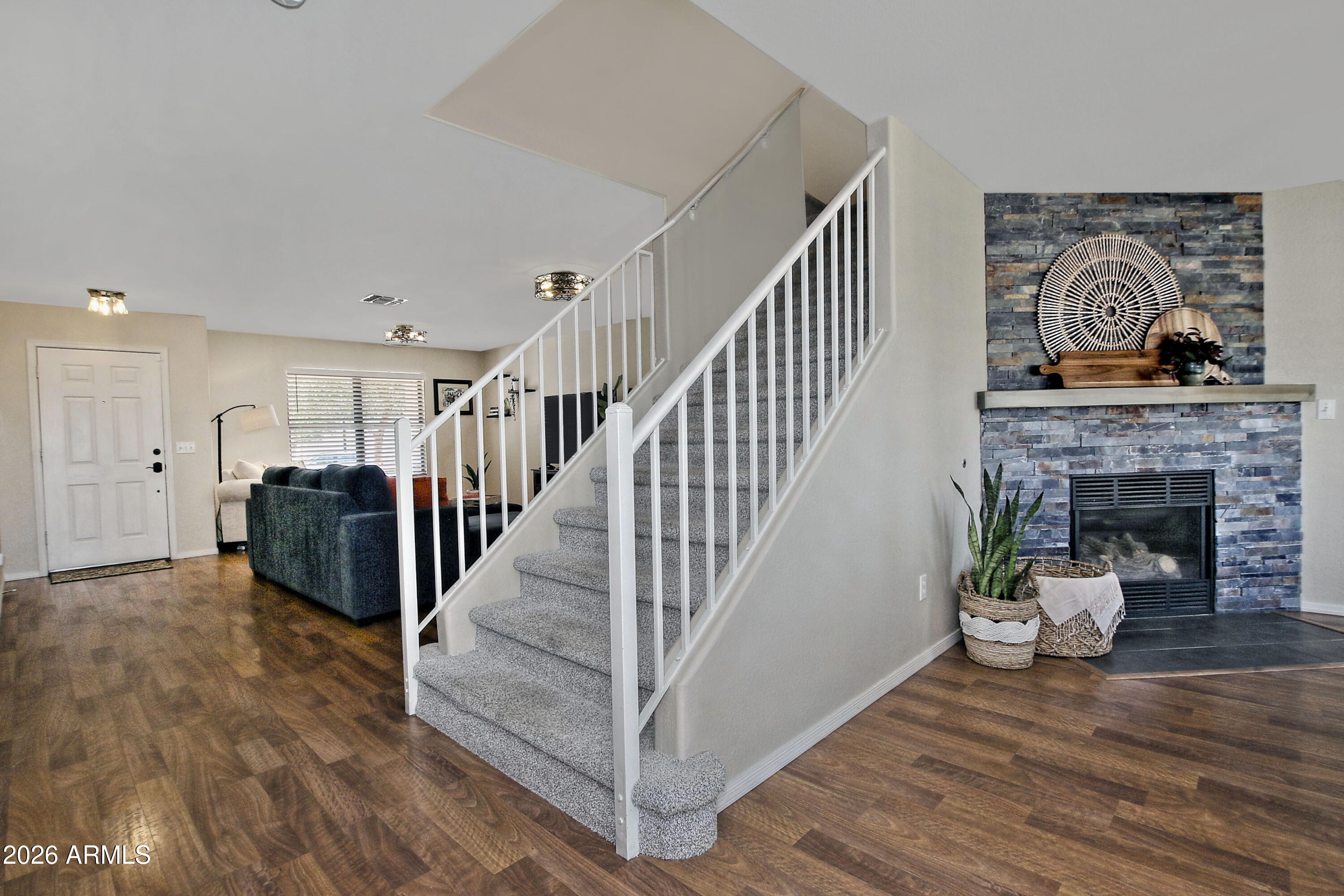 584 W AVIARY Way
