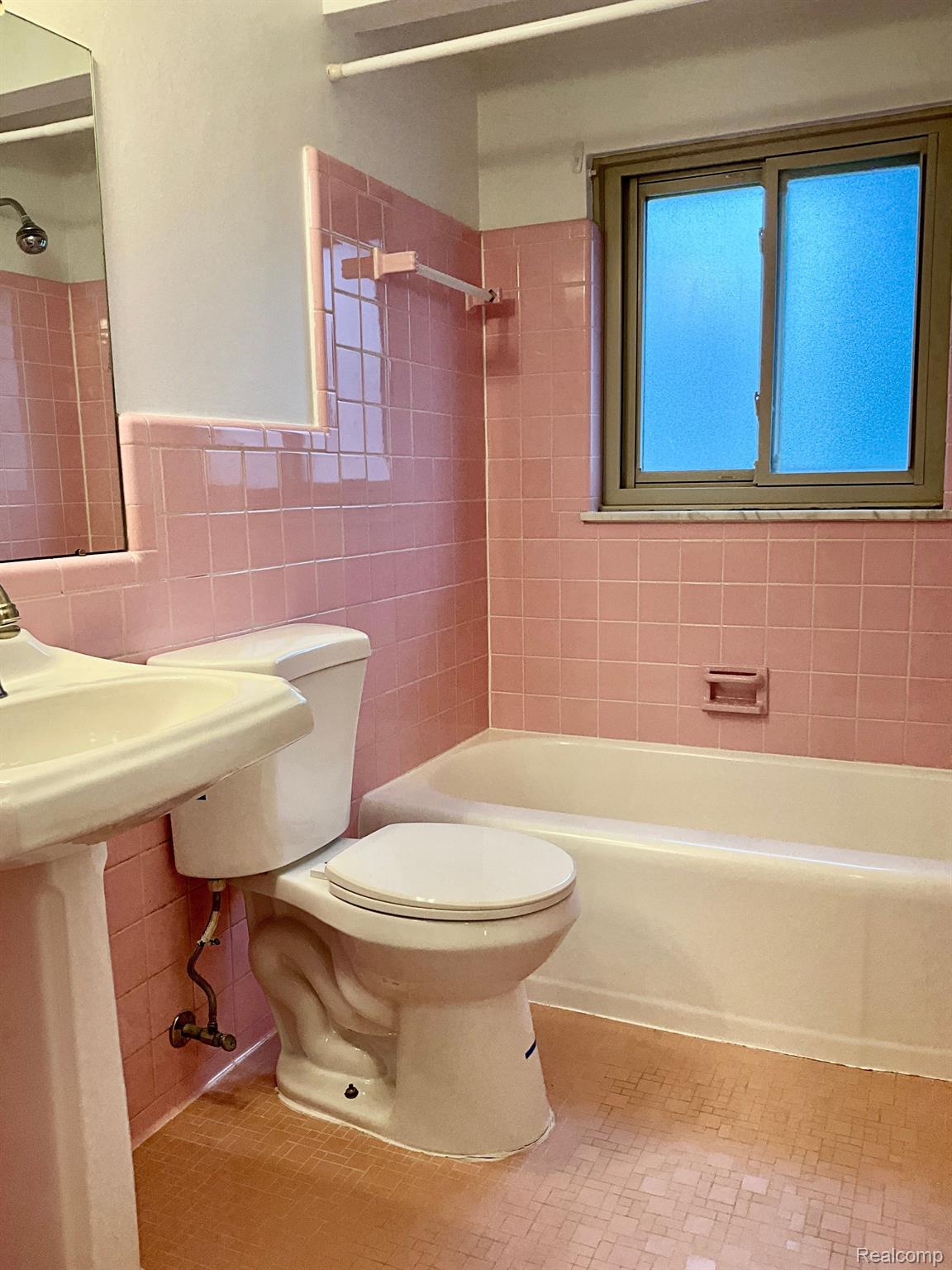 928 N ADAMS Road Unit: 8