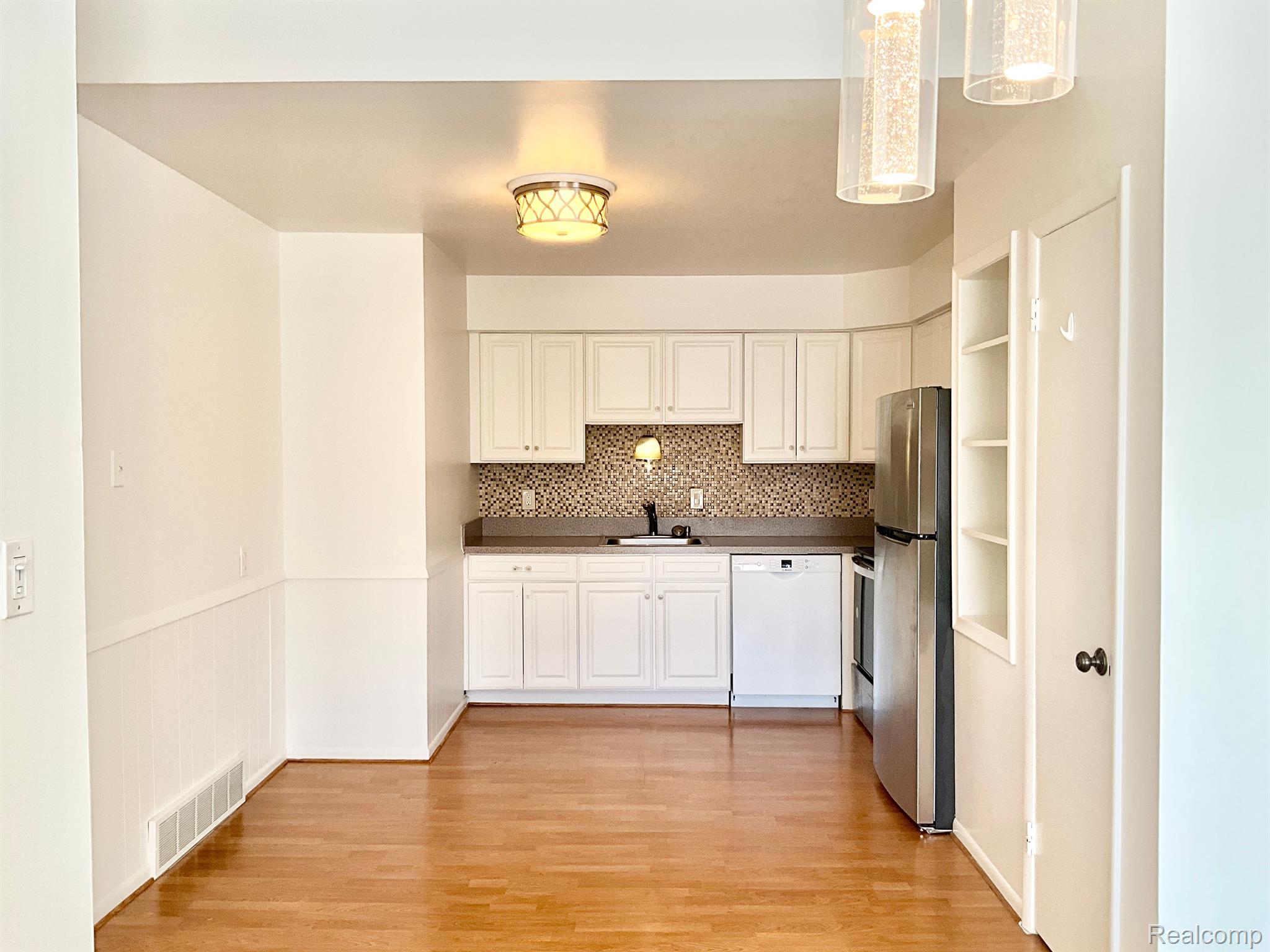 928 N ADAMS Road 8