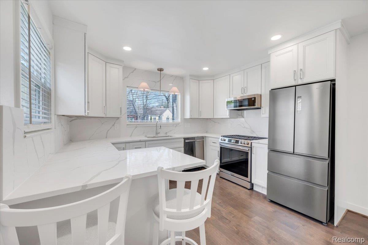 2155 Avondale