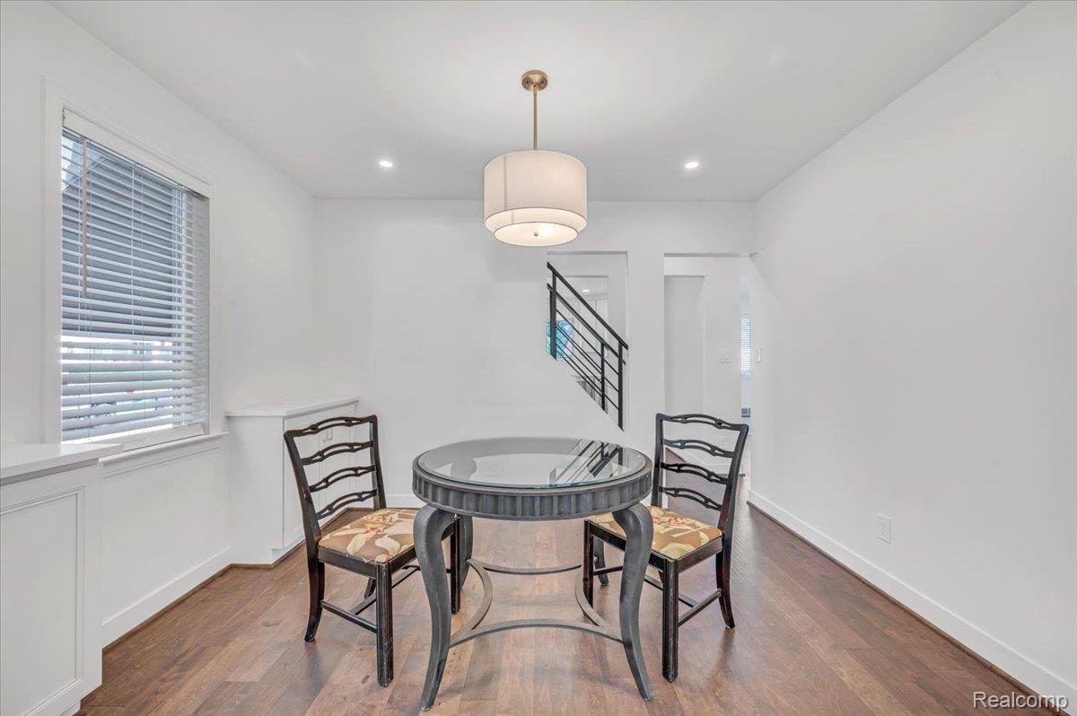 2155 Avondale