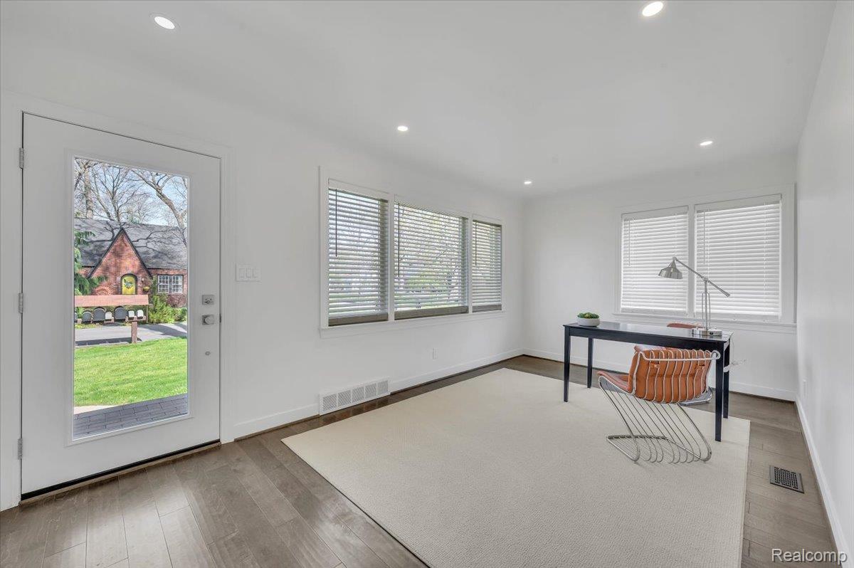 2155 Avondale